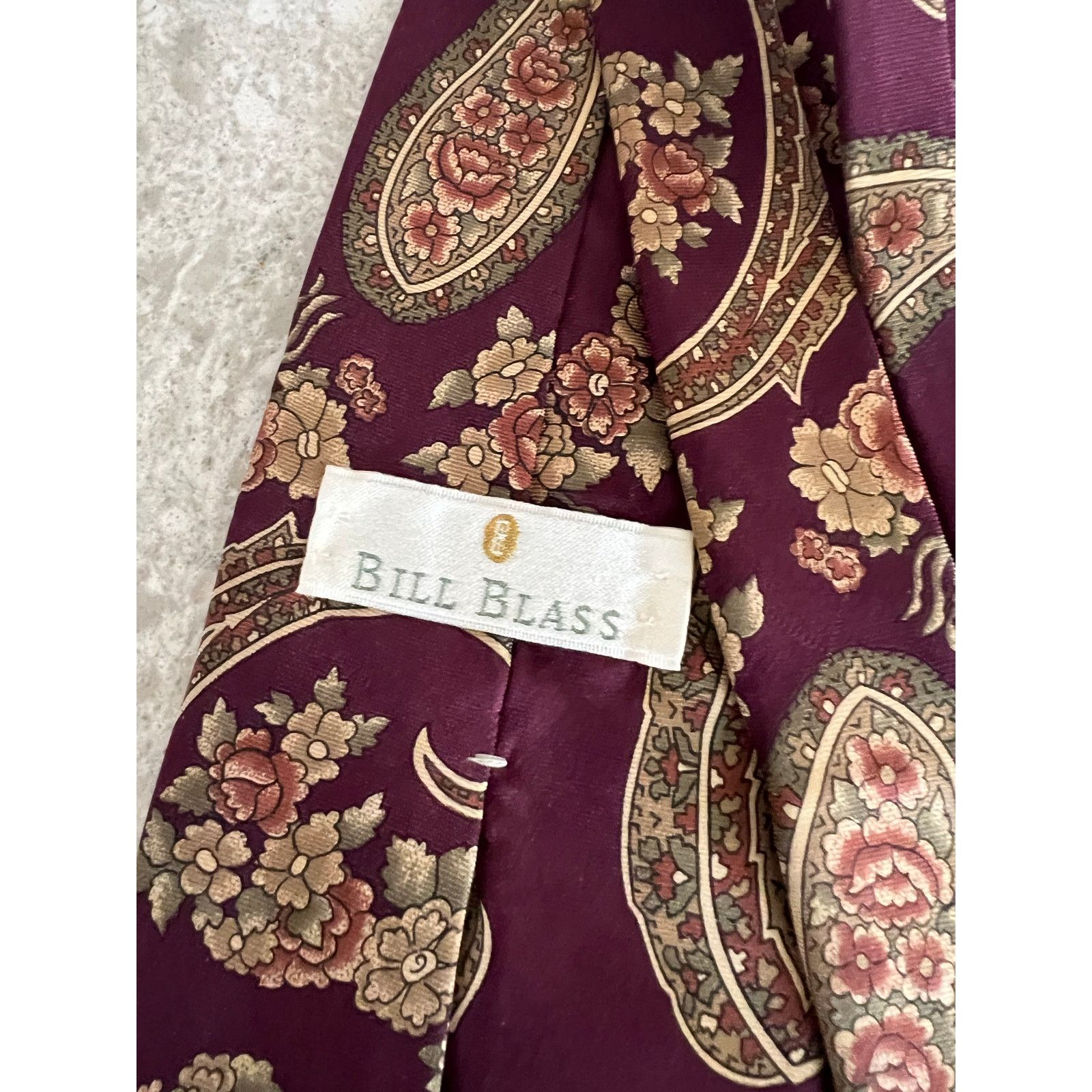 Bill Blass Bill Blass Men's 100% Silk Neck Tie Magenta Gold Paisley JJ Size ONE SIZE - 4 Thumbnail