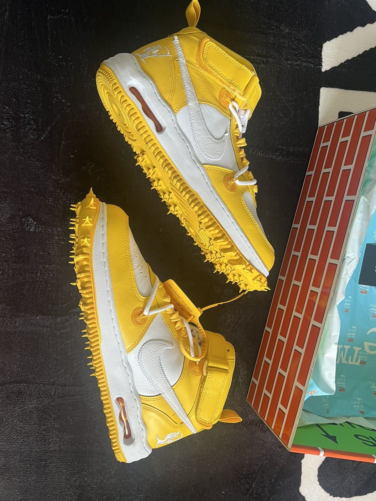 Nike × Off-White OFF-White x Nike Air Force 1 Mid Canary Size US 11 / EU 44 - 2 Thumbnail