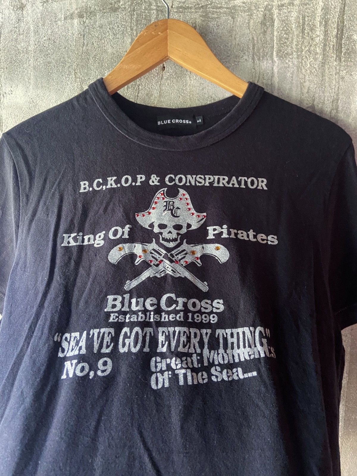 Beauty Beast × Hysteric Glamour × Japanese Brand 🌸KING OF PIRATES BLUE CROSS TEE Size US M / EU 48-50 / 2 - 3 Thumbnail