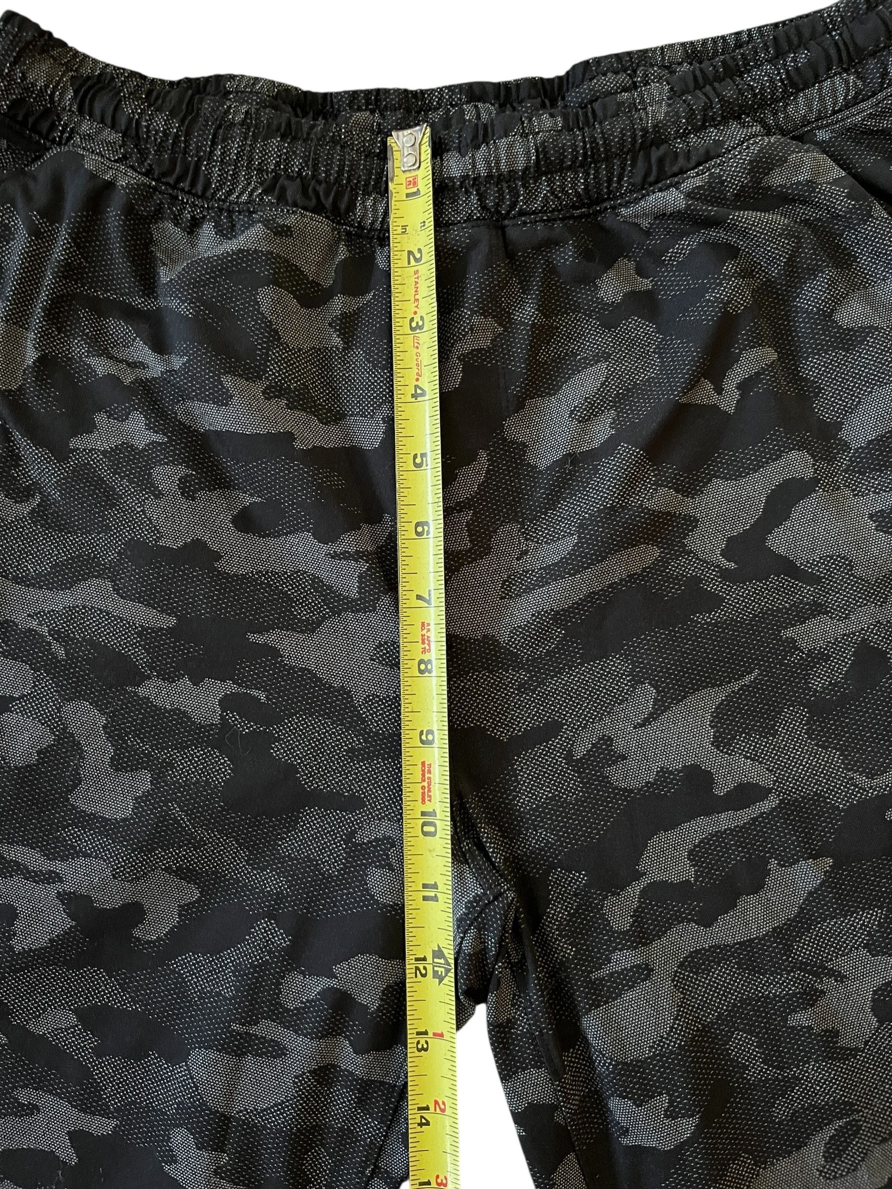 Lululemon Lululemon Black Camo Athletic Shorts Medium 8in Size US 32 / EU 48 - 6 Thumbnail