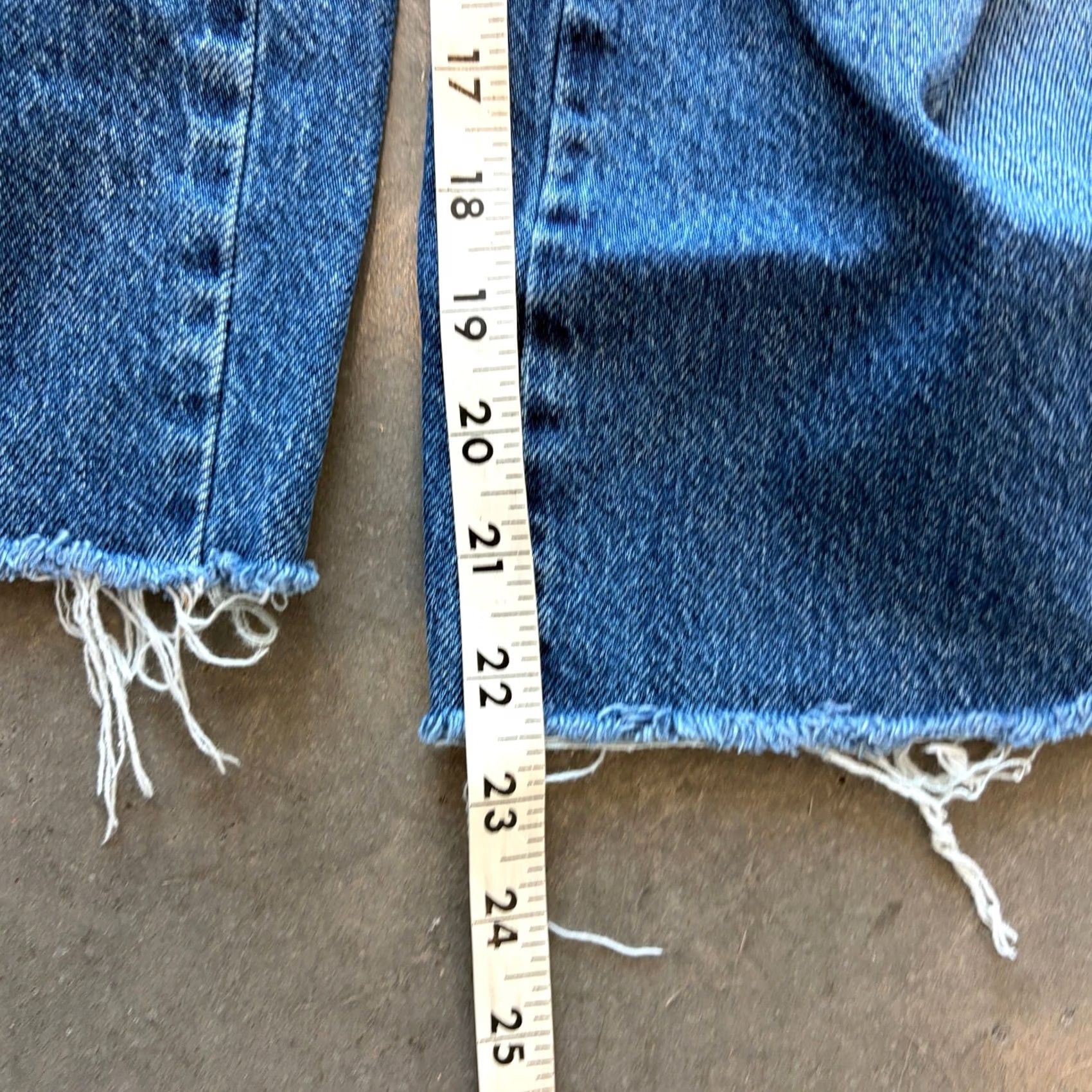 Forever 21 VINTAGE Forever 21 Dark Wash Distressed Holy Wide Leg Baggy Denim Capris 26 Womens Jeans Capris BB 26 Size ONE SIZE - 5 Thumbnail
