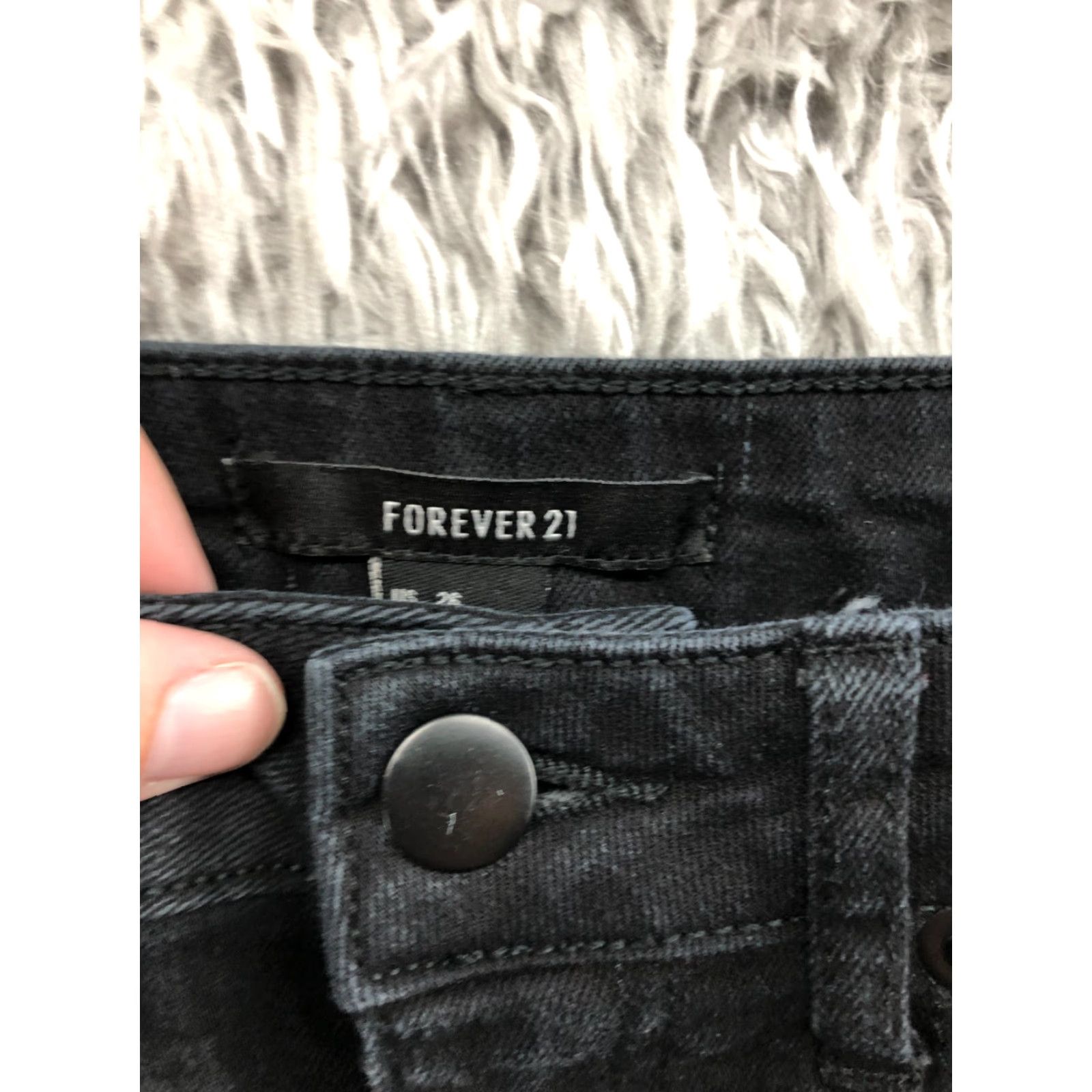 Forever 21 FOREVER 21 Boyfriend Shorts Womens Size 26 Mid Rise Dark Wash Black Denim Jean Shirt? Size 26" / US 2 / IT 38 - 6 Thumbnail