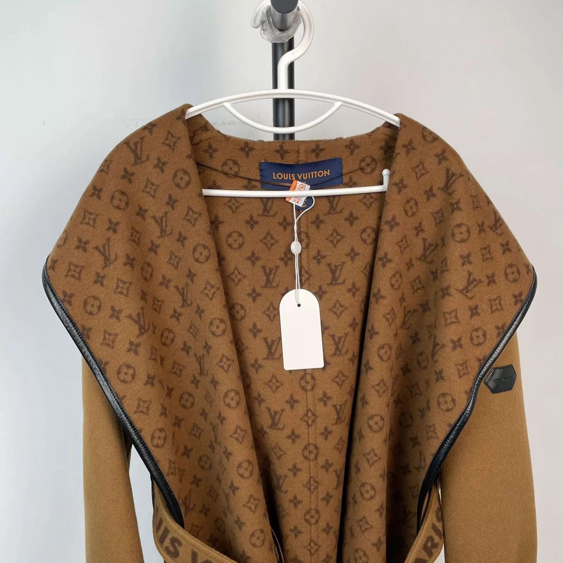 Louis Vuitton LV Monogram wool short robe jacket camel 36 Size XS / US 0-2 / IT 36-38 - 4 Thumbnail