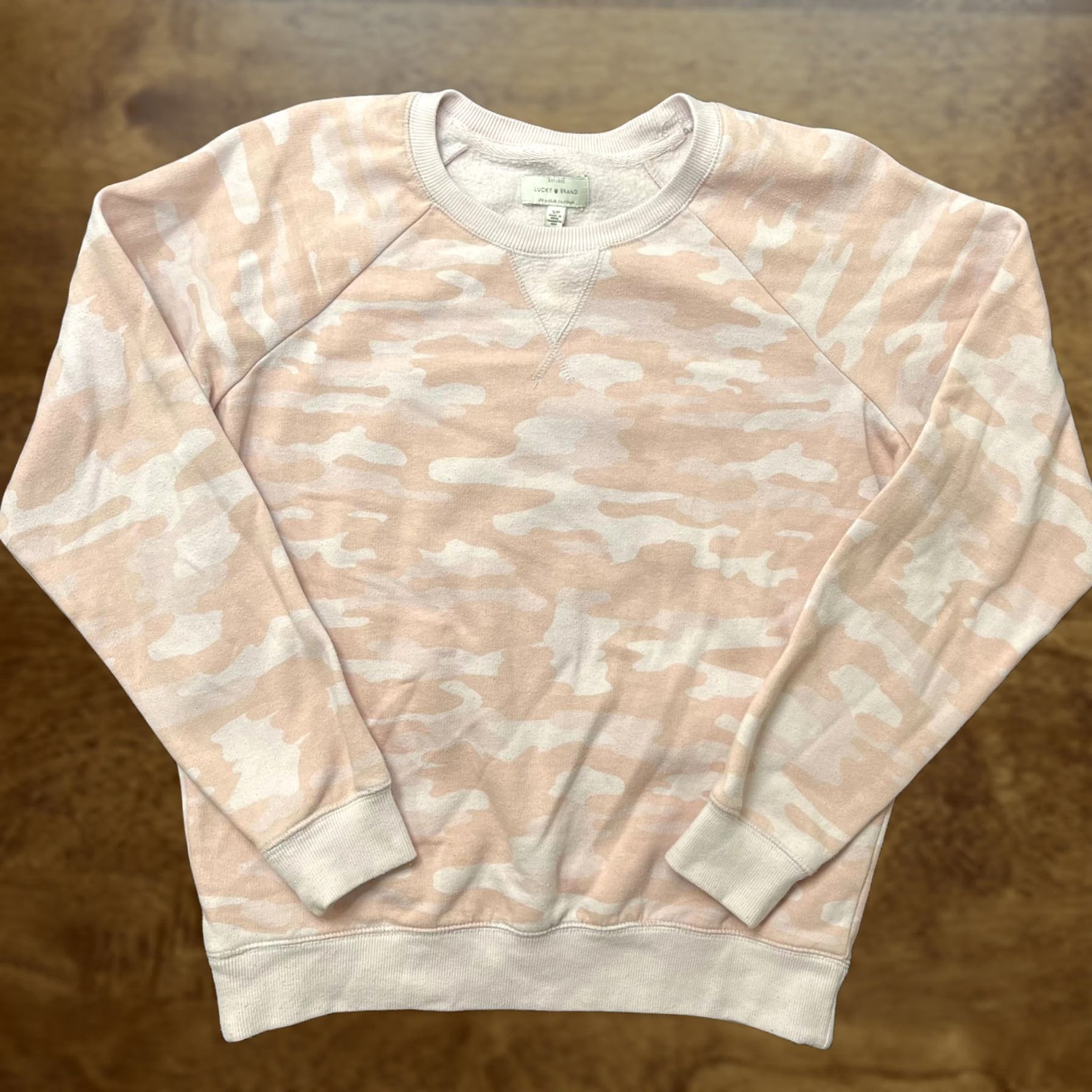 Lucky Brand VINTAGE Lucky Brand Sweatshirt Womens S Pink Camo Fleece Crewneck Raglan Pullover Size S / US 4 / IT 40 - 1 Thumbnail