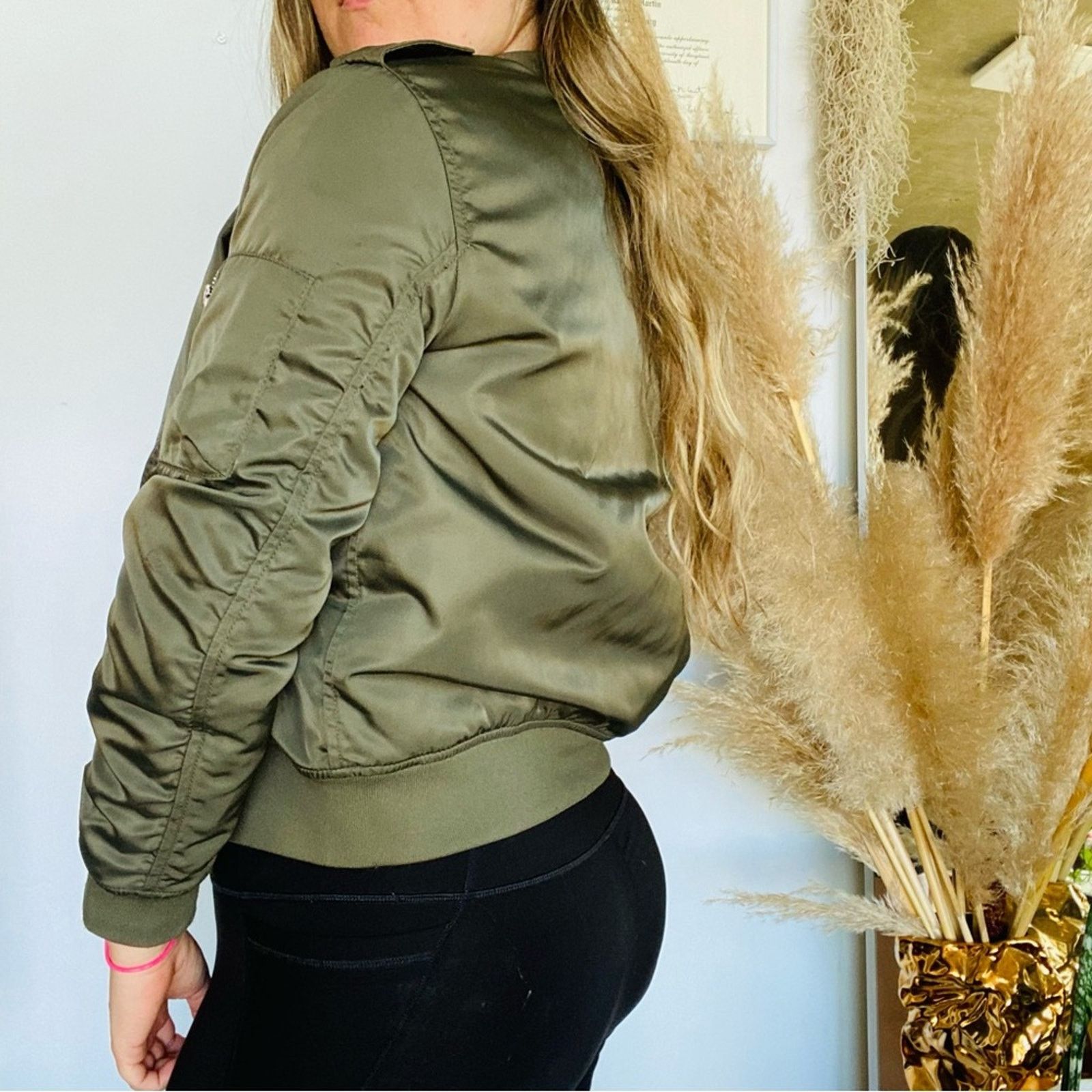 Aritzia ARITZIA TALULA Army Olive Green Silky Zip Bomber Jacket Coat Size M / US 6-8 / IT 42-44 - 2 Thumbnail