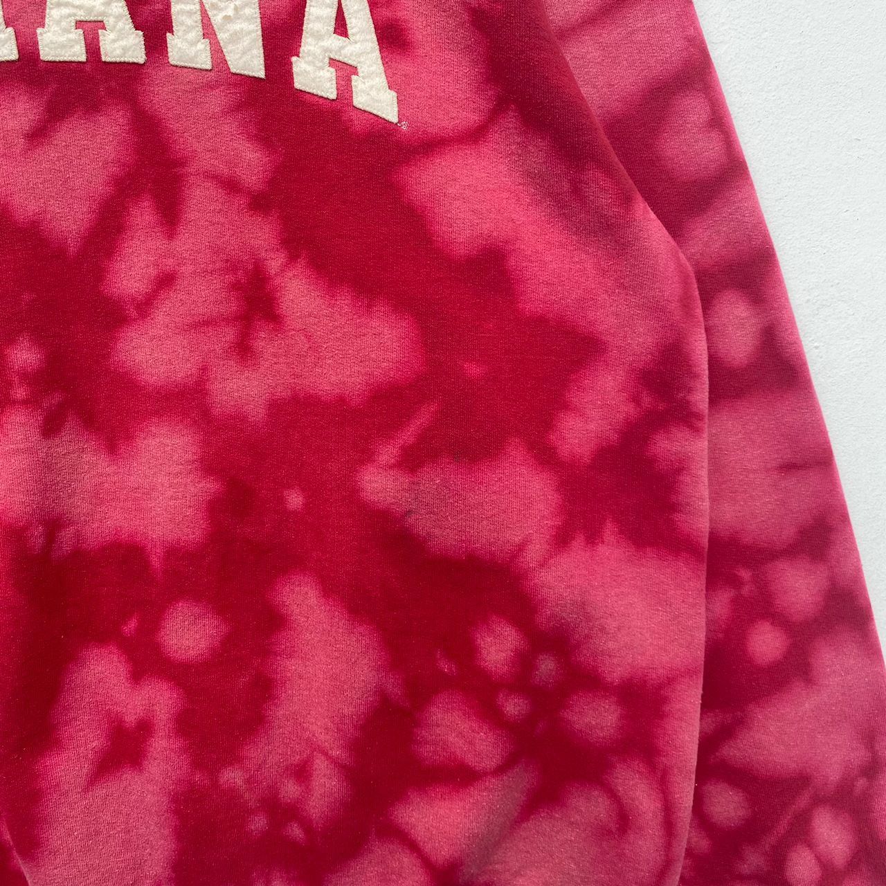 Champion INDIANA SWEATSHIRT BLEACH WASH LARGE PULLOVER RED Size US L / EU 52-54 / 3 - 7 Thumbnail