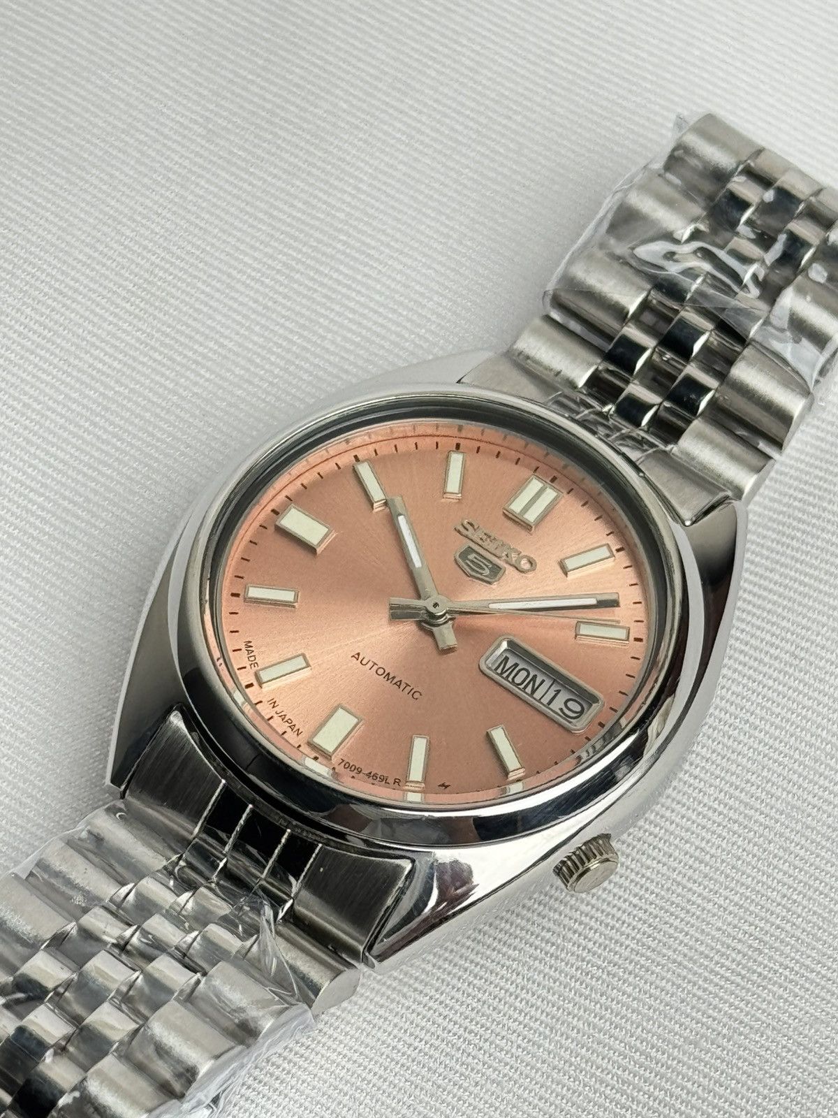 Seiko Seiko 5 7009-Japan Auto |salmon Dial | Day & Date Size 36 - 3 Thumbnail