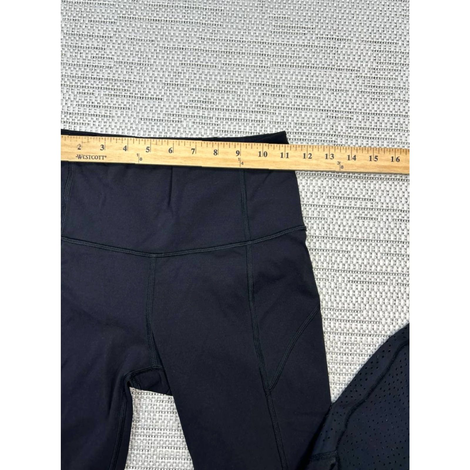Lululemon Lululemon Leggings Womens 4 Black Logo Mid Rise Athleisure Running Size 27" / US 4 / IT 40 - 6 Thumbnail