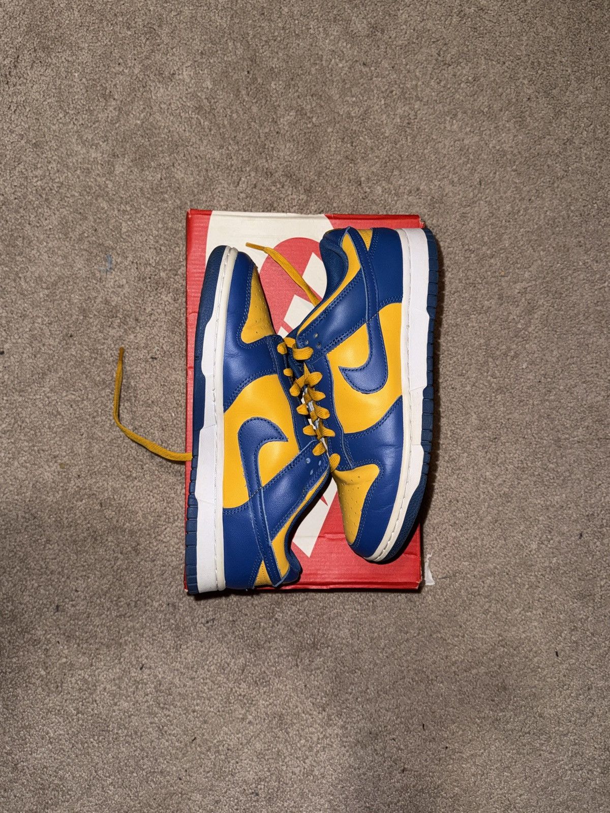 Nike UCLA Nike Dunk Low Size US 7 / EU 40 - 2 Thumbnail