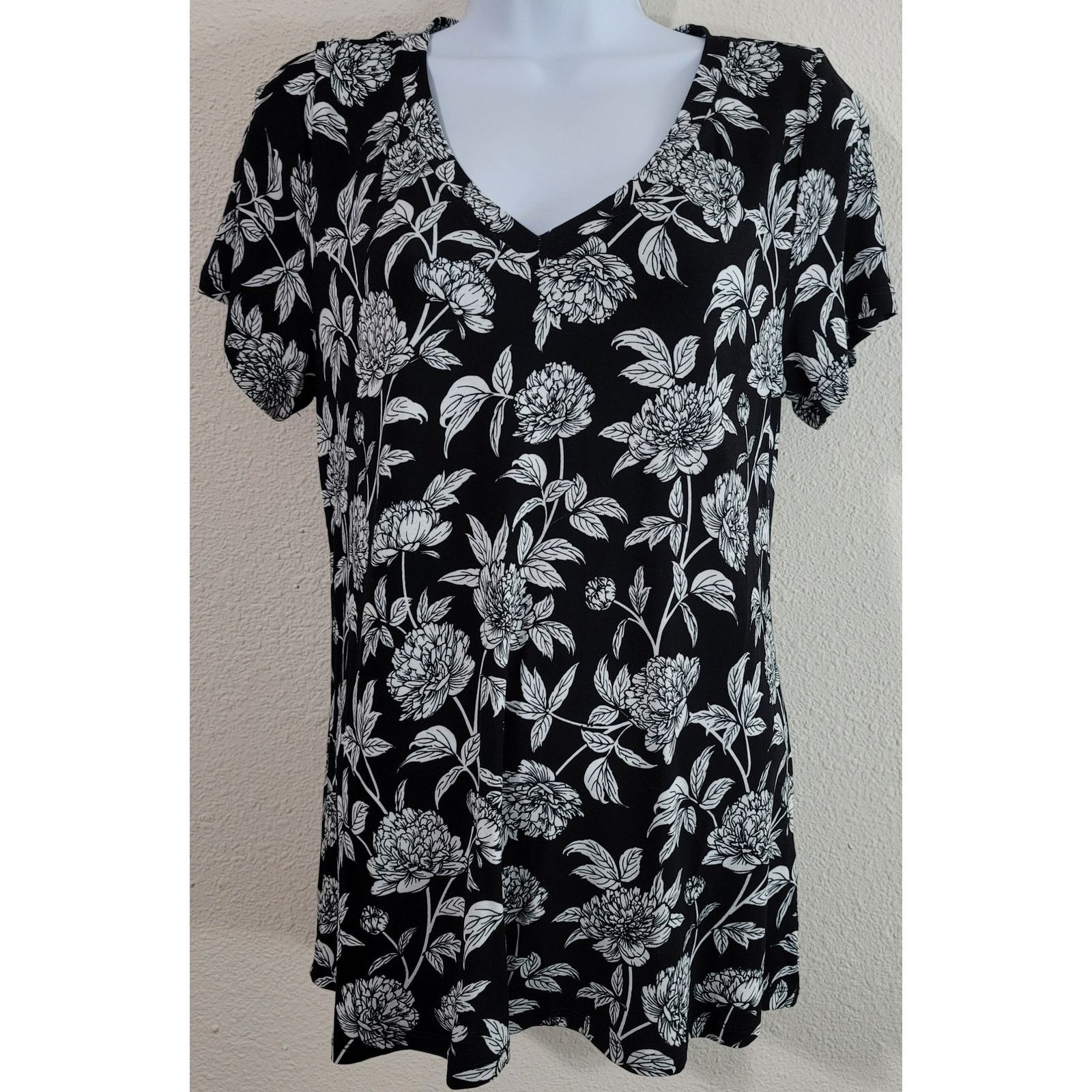 Other LuLaRoe Black White Floral Hi Low Hem Top Small V Neck Size S / US 4 / IT 40 - 1 Thumbnail
