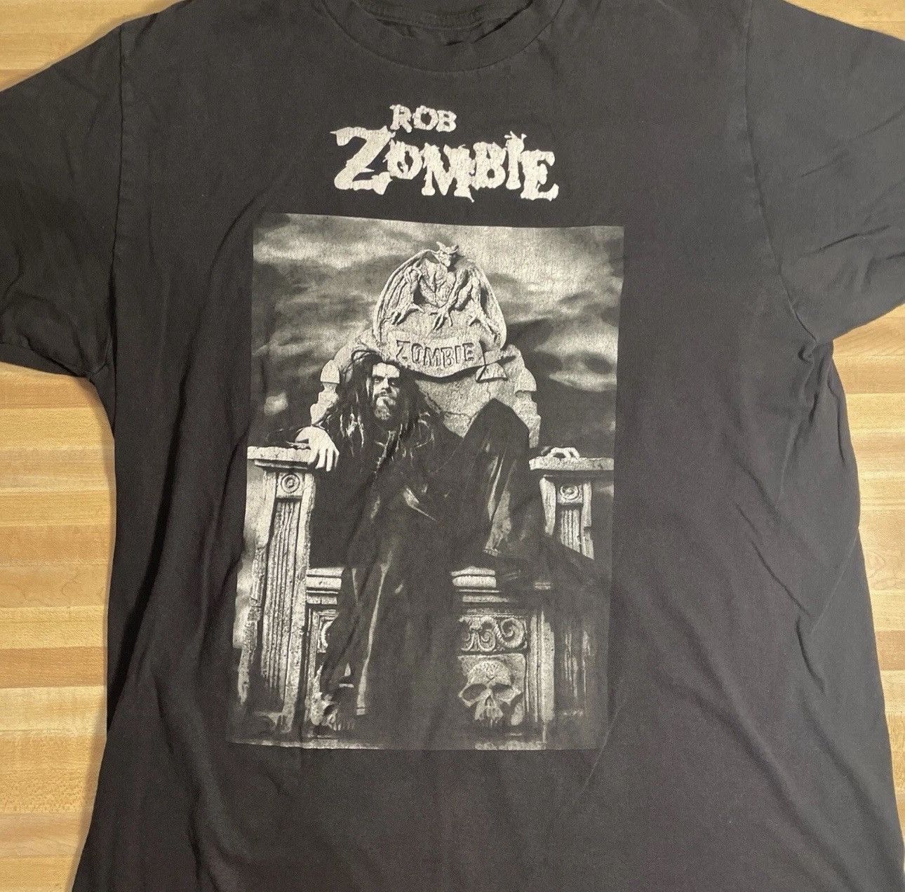 Other ROB ZOMBIE T-SHIRT Graveyard Tomb Stone Chair Black Graphic Size US XL / EU 56 / 4 - 2 Thumbnail