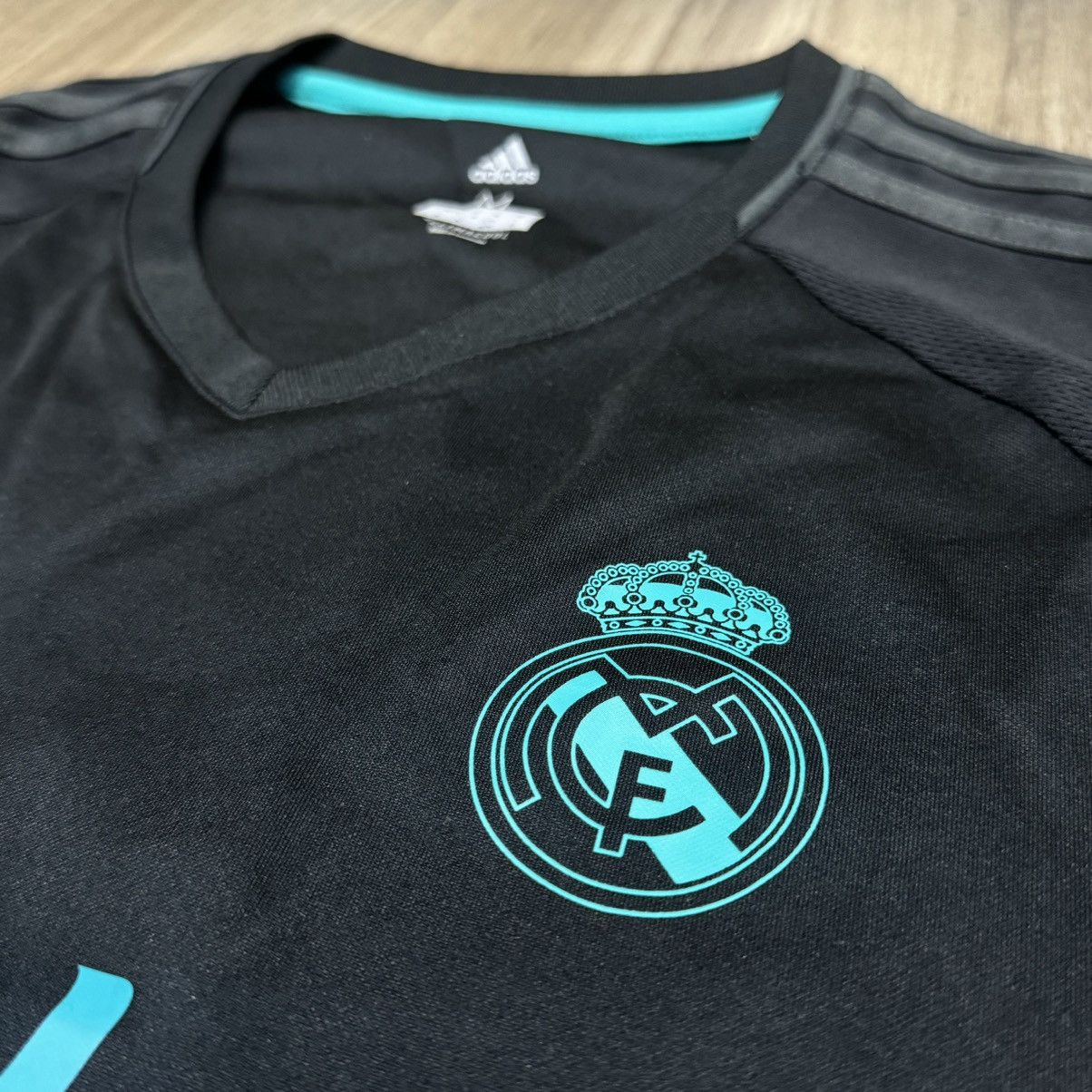 Adidas Real Madrid 17/18 training shirt Size US M / EU 48-50 / 2 - 5 Thumbnail