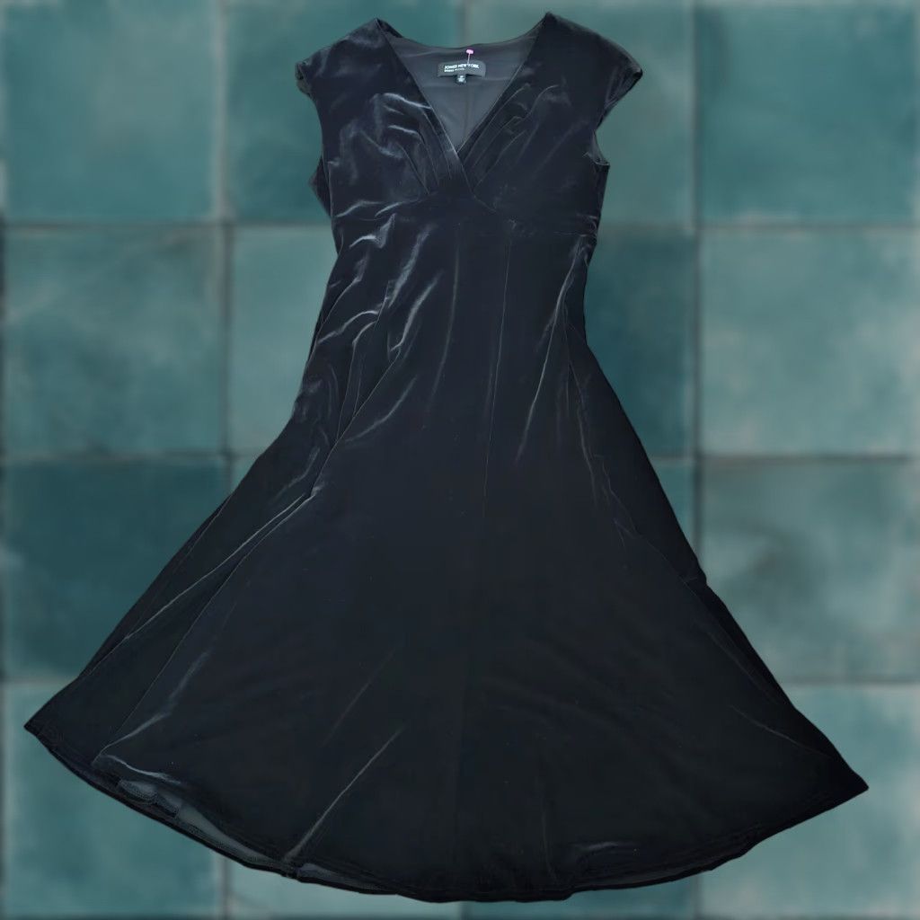 Jones New York Jones New York Black Velvet Dress Petite A-Line Formal V-Neck Sleeveless Long 4P Womens Limited Zip Dry Clean Only Created 90s? Size S / US 4 / IT 40 - 1 Thumbnail