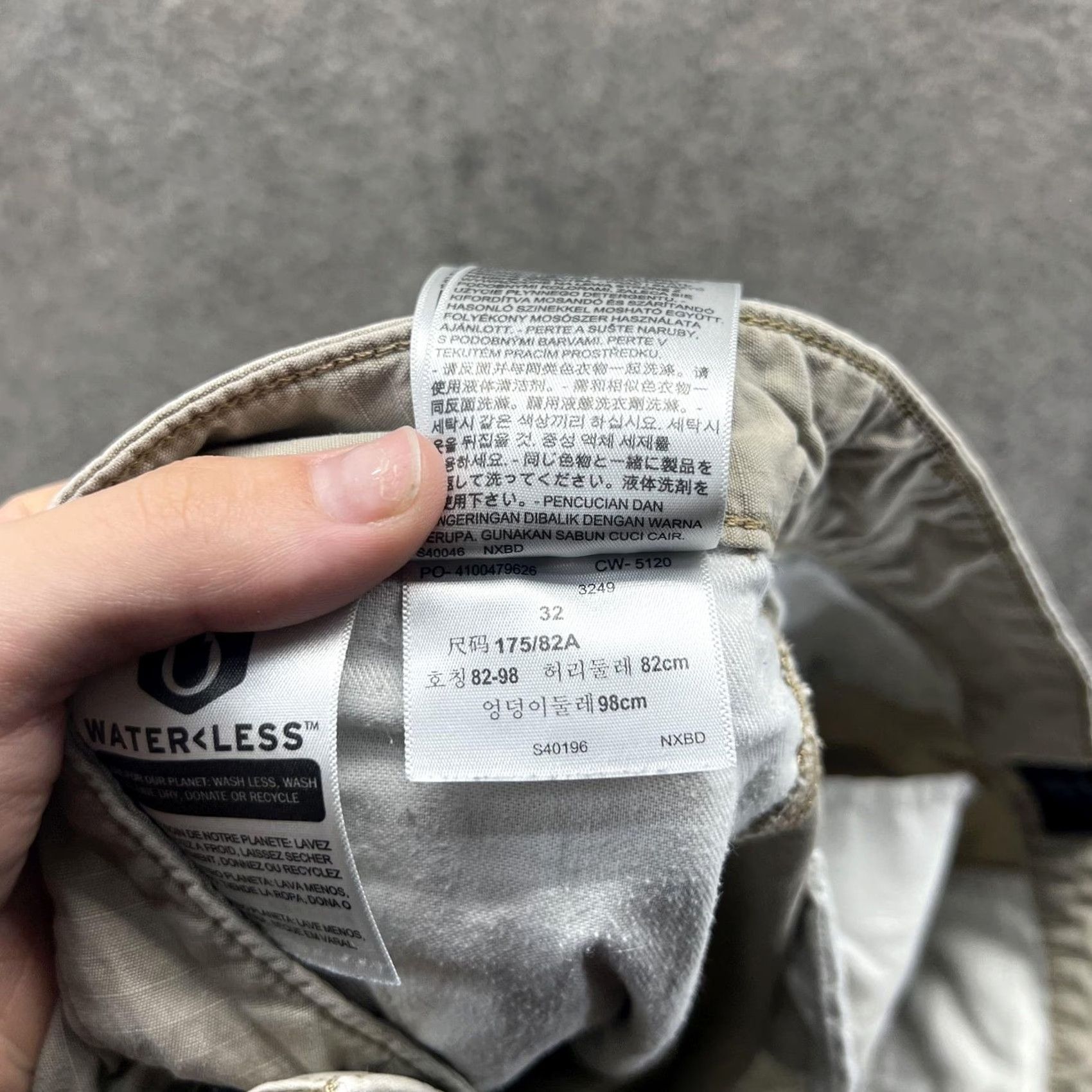 Levi's VINTAGE Levis Cargo Shorts Mens 32 Khaki WaterLess Ripstop Utility Multi Pocket Size US 32 / EU 48 - 3 Thumbnail