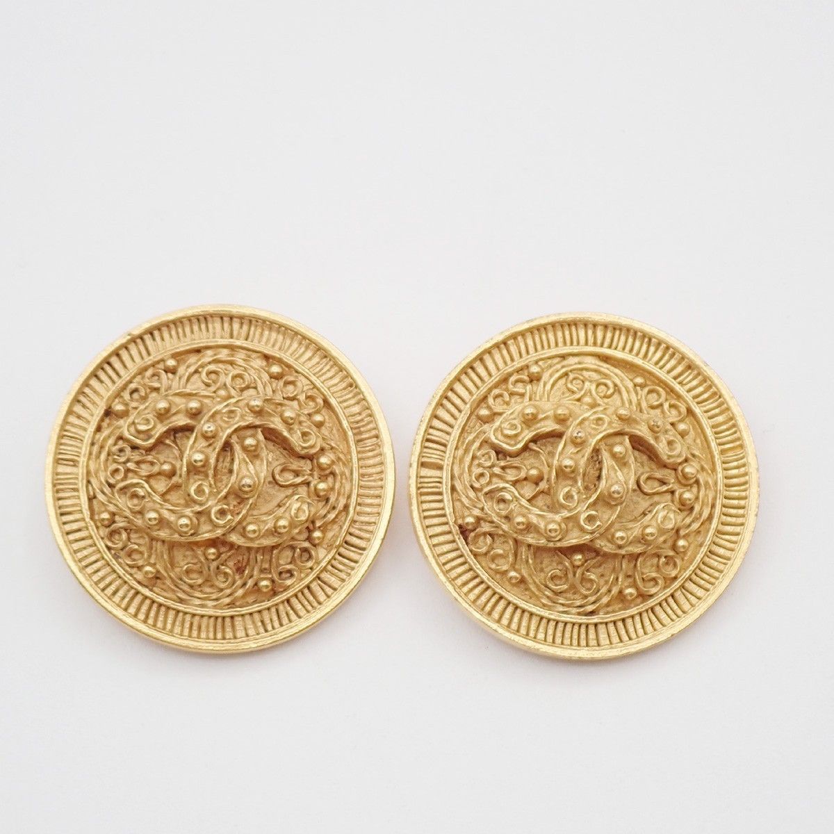 Chanel Chanel Vintage CC Round Clip-On Earrings Metal Size ONE SIZE - 1 Thumbnail