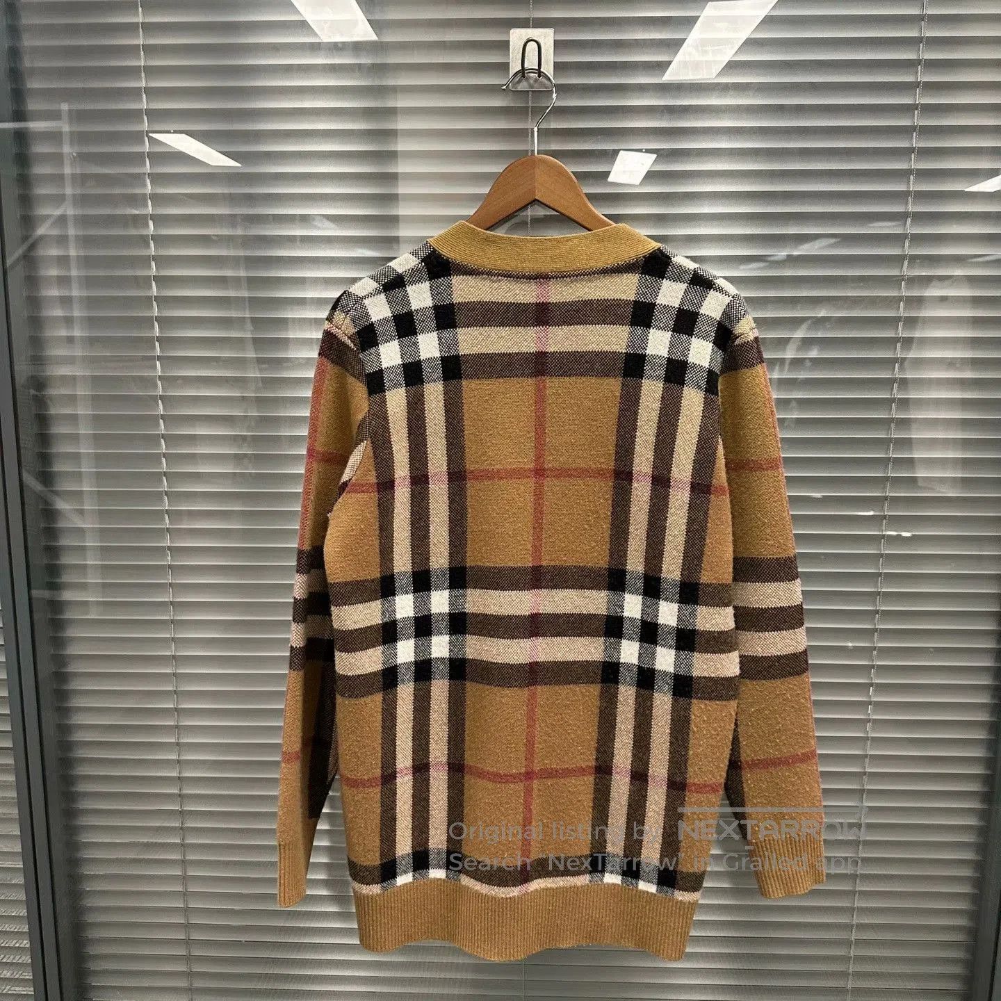 Burberry Burberry Check Wool Cardigan. Size M / US 6-8 / IT 42-44 - 2 Thumbnail