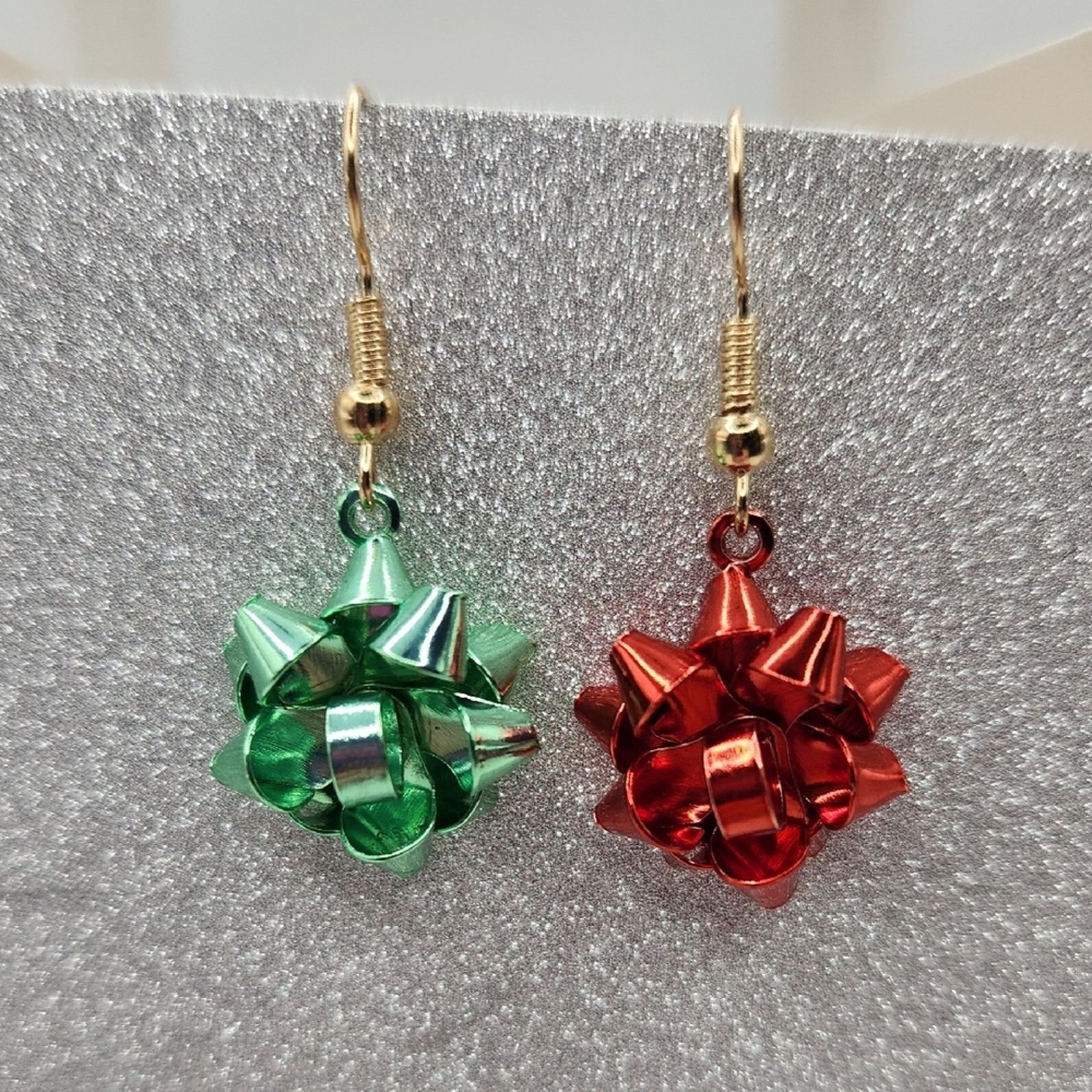Other Festive Green and Red Metal Bow Earrings Christmas Holiday Size ONE SIZE - 5 Thumbnail