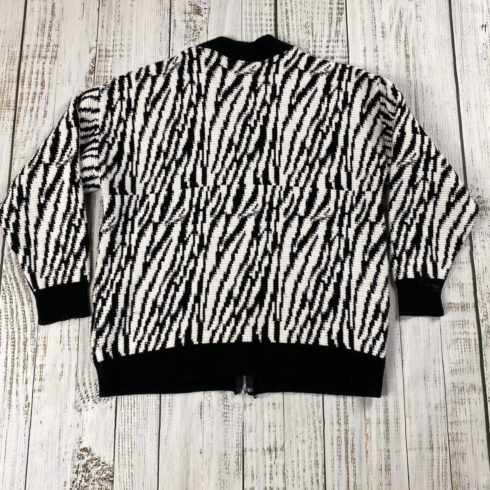 Vintage VINTAGE Style Sweater Women's Medium Black & White Zebra Acrylic Full Zip Cardigan Size M / US 6-8 / IT 42-44 - 5 Thumbnail