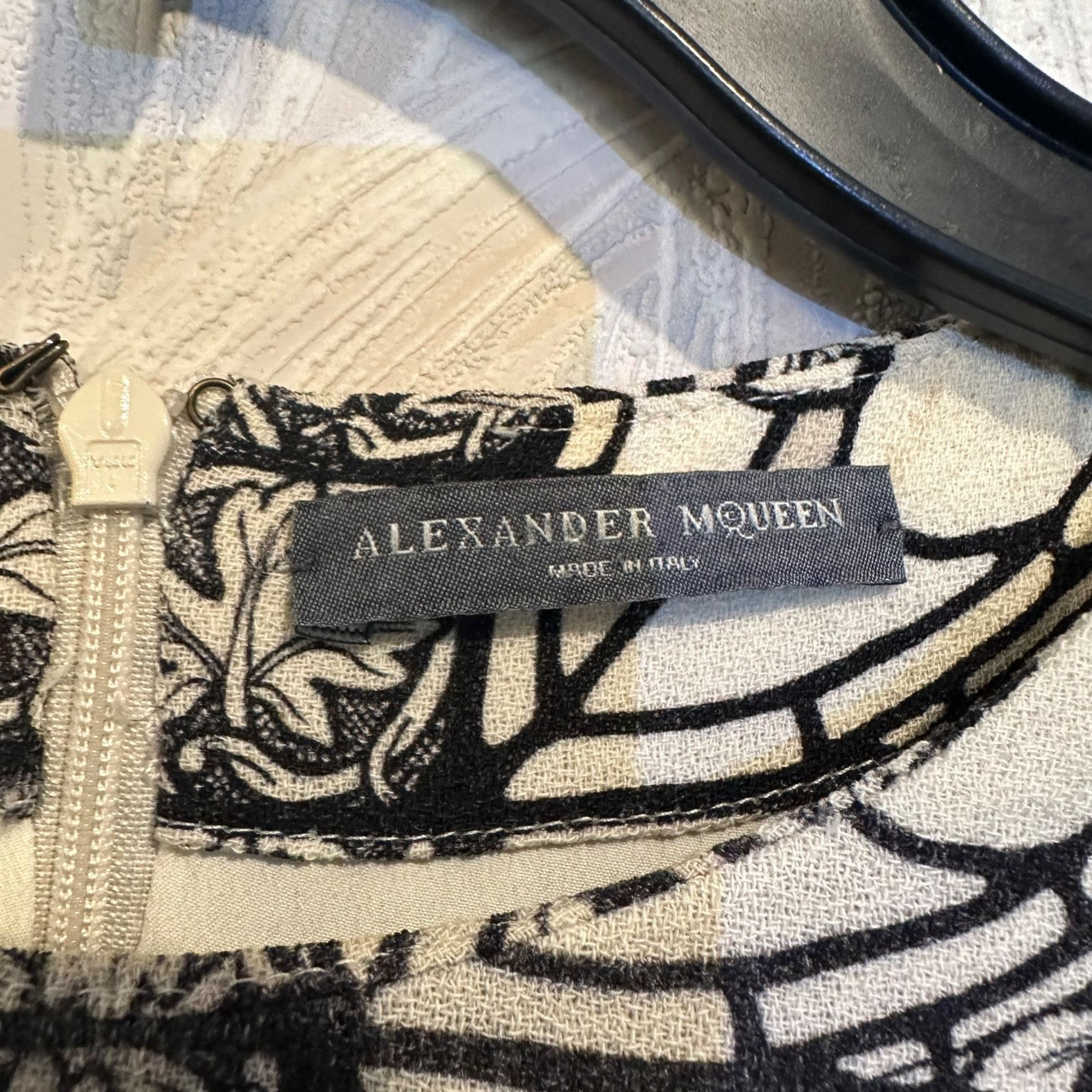 Alexander McQueen ✨Alexander McQueen Size 42 Black & Beige Patterned Long Slee Size M / US 6-8 / IT 42-44 - 4 Thumbnail