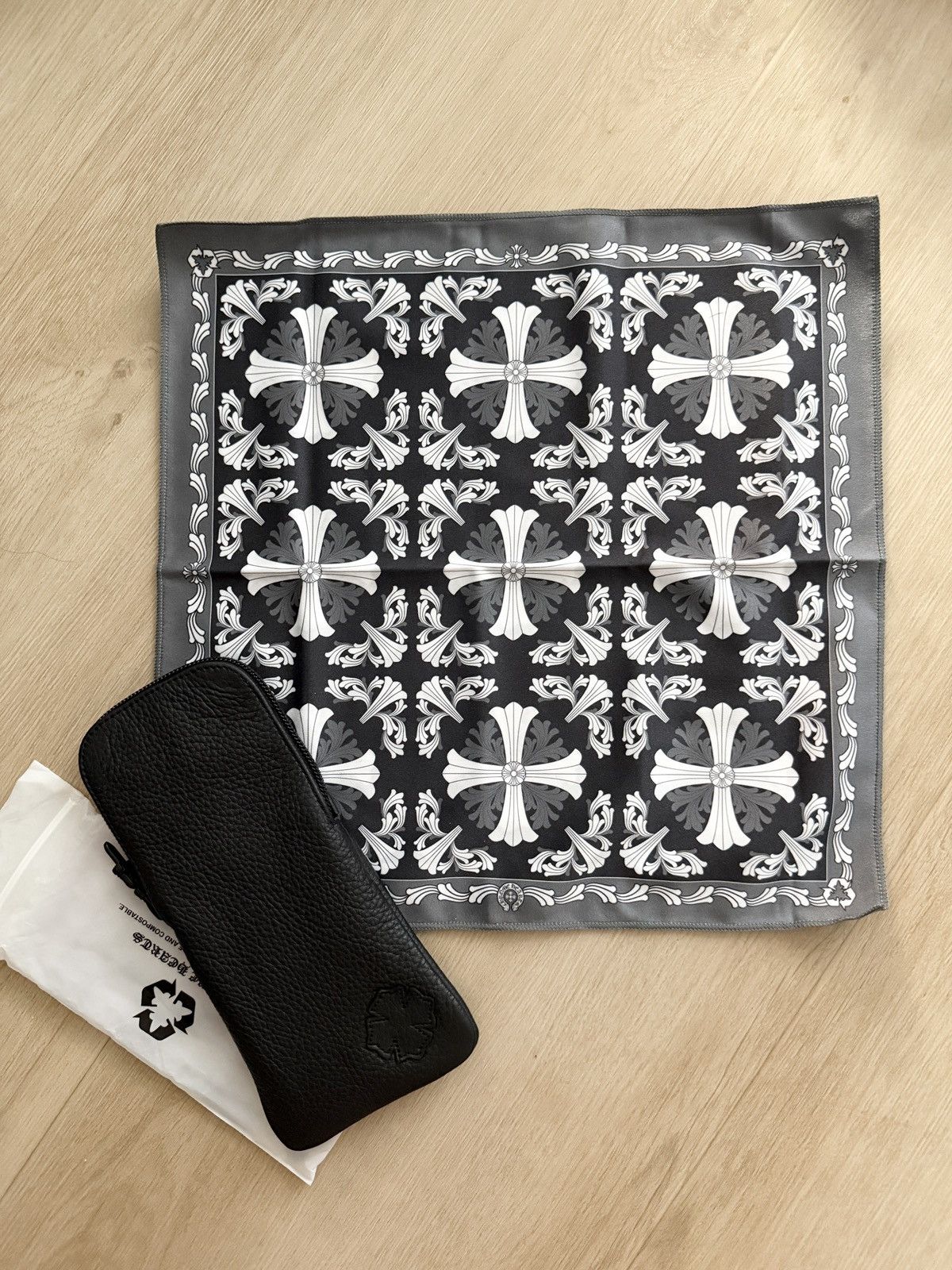 Chrome Hearts Chrome Hearts Sunglasses Case + Cloth Size ONE SIZE - 1 Thumbnail