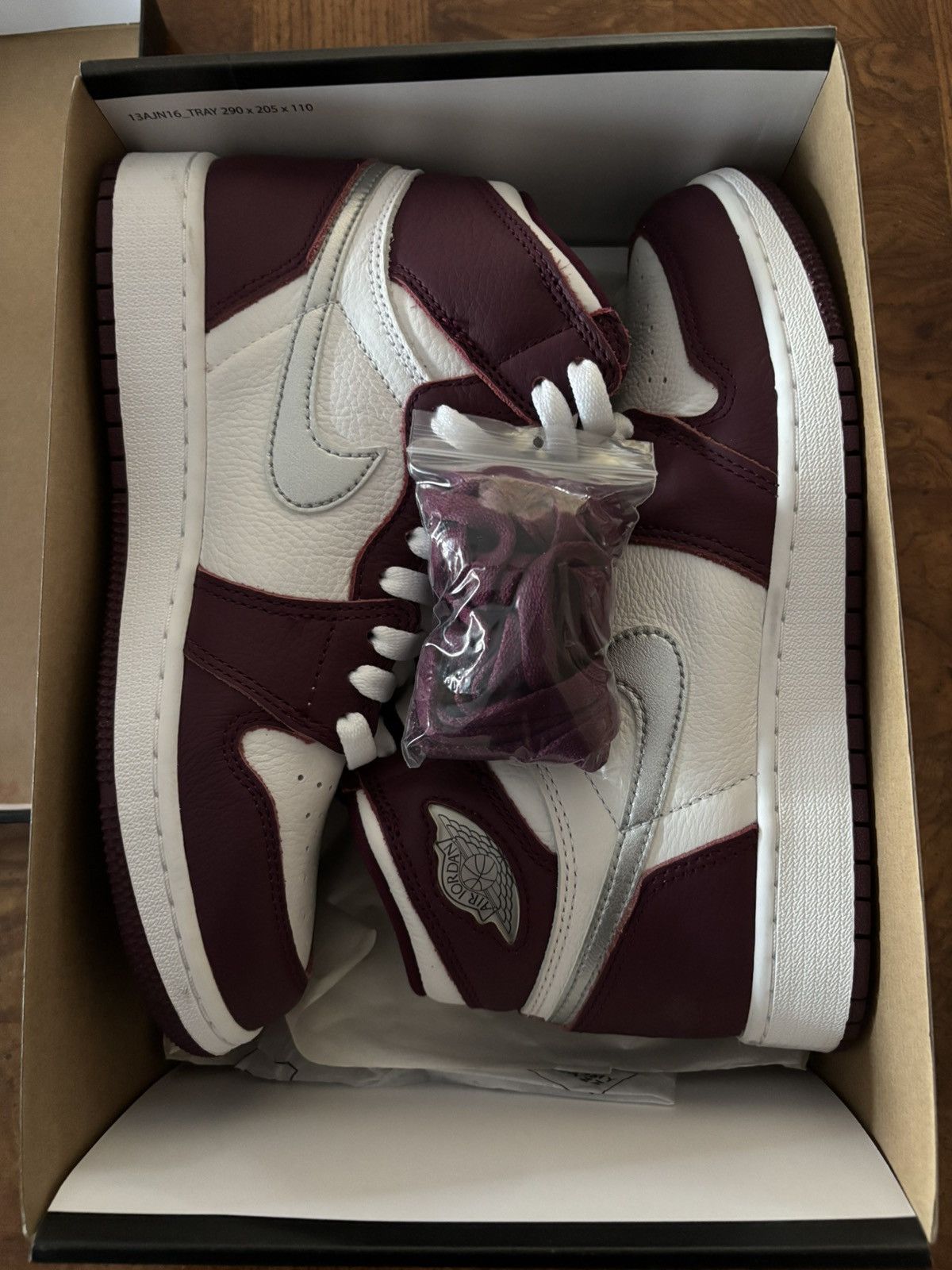 Jordan Brand Air Jordan 1 Retro High OG GS ‘Bordeaux' Size US 6.5 / EU 39-40 - 8 Thumbnail
