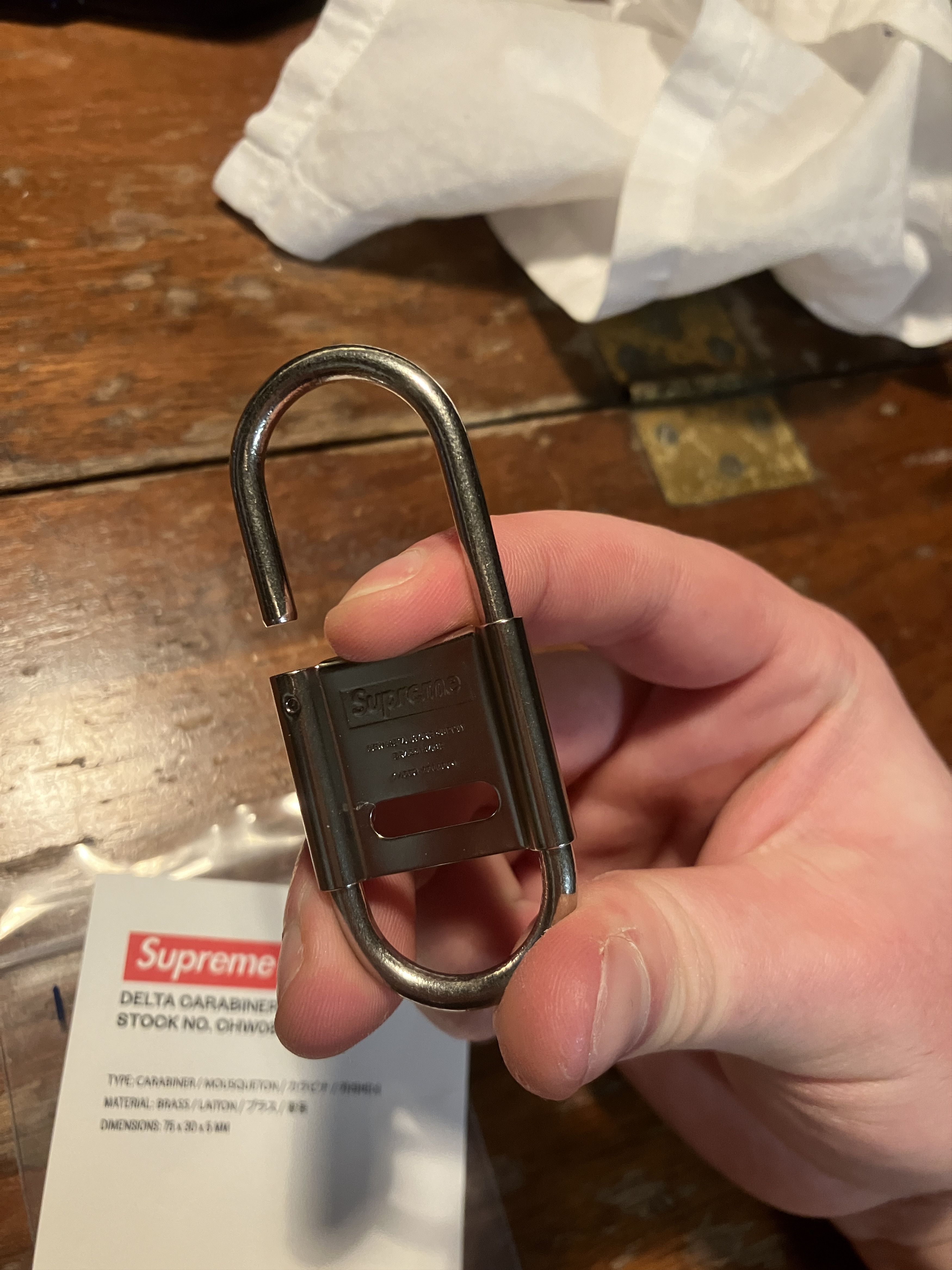 Supreme CDW Delta Carabiner Brass 24SS 24SS Supreme CDW Delta