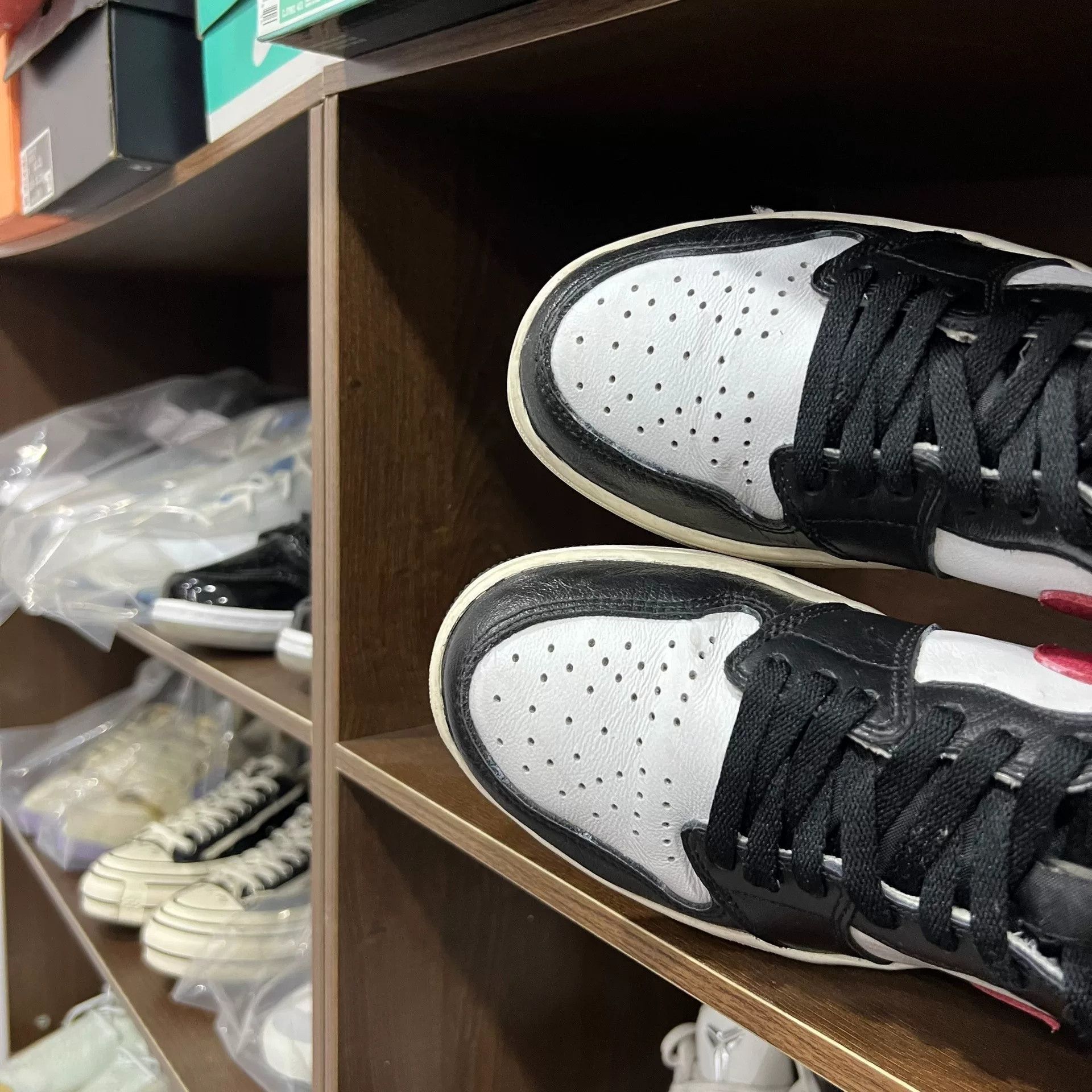 Jordan Brand Air Jordan 1 OG Black Red Swoosh Size US 7.5 / EU 40-41 - 4 Thumbnail
