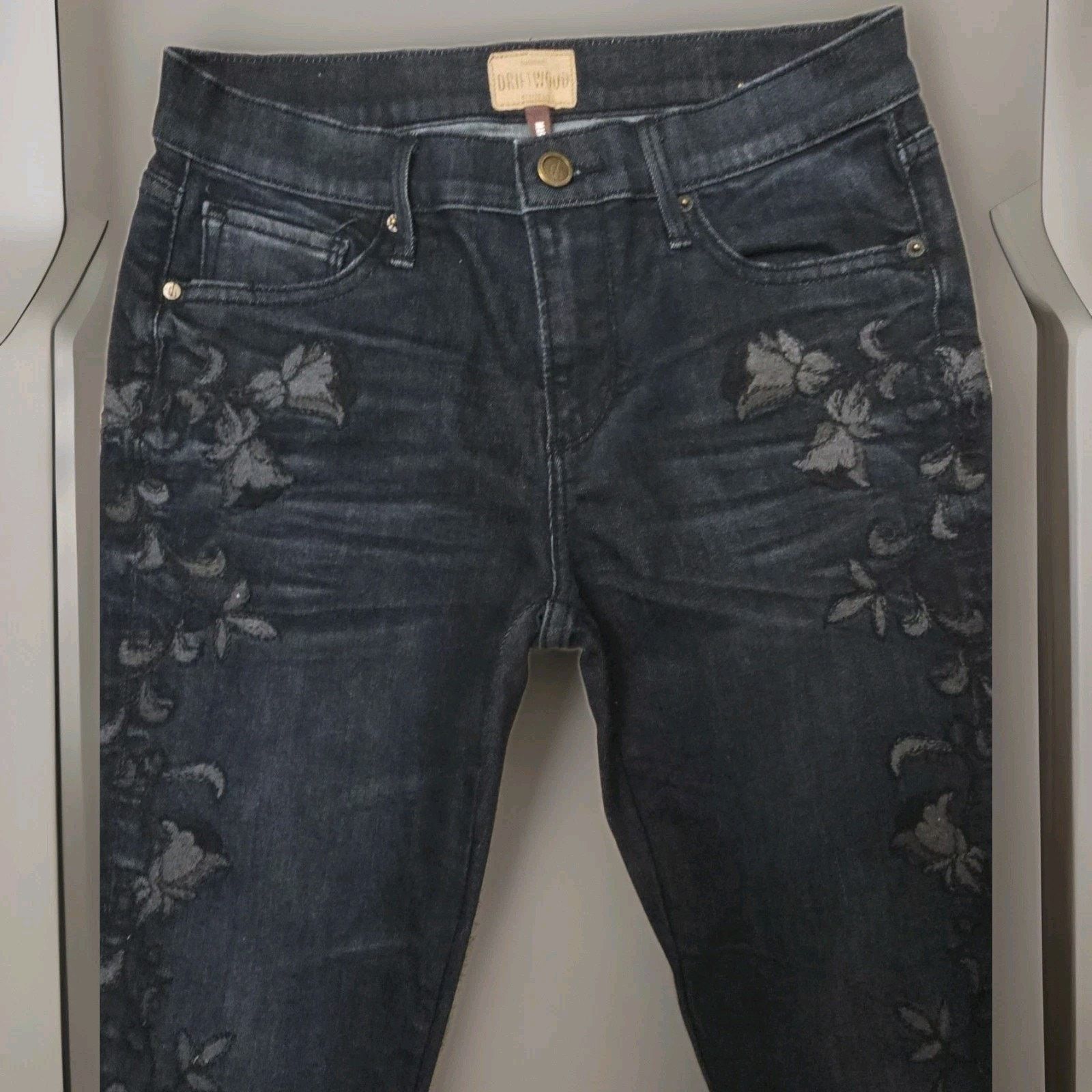 Other Driftwood Marilyn Boho Embroidered FLoral Dark Wash Jeans 26 Size 26" / US 2 / IT 38 - 2 Thumbnail