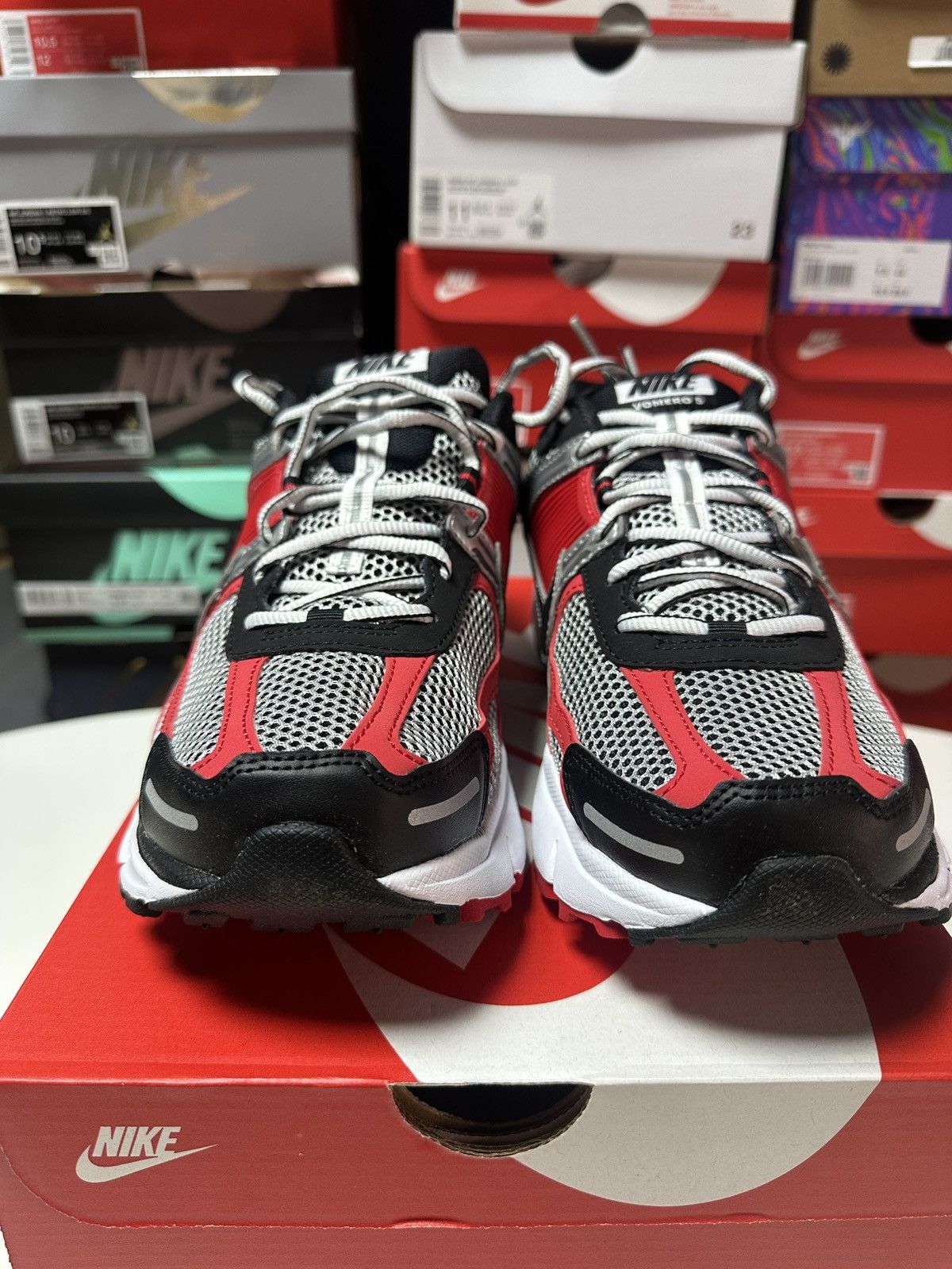 Nike NEW Vomero 5 Sz 10.5 Men, 12 Wmn Red Metallic Silver Black Size US 10.5 / EU 43-44 - 4 Thumbnail