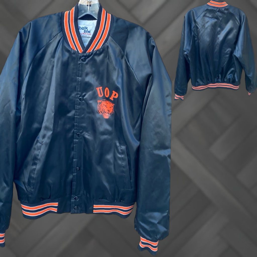 Chalk Line VINTAGE Chalkline UOP Tigers Satin Bomber Jacket Raglan Snap Front USA Made XL Jacket Men Black Satin Nylon Logo Lined USA USA University Cats 90s? Size US XL / EU 56 / 4 - 1 Thumbnail