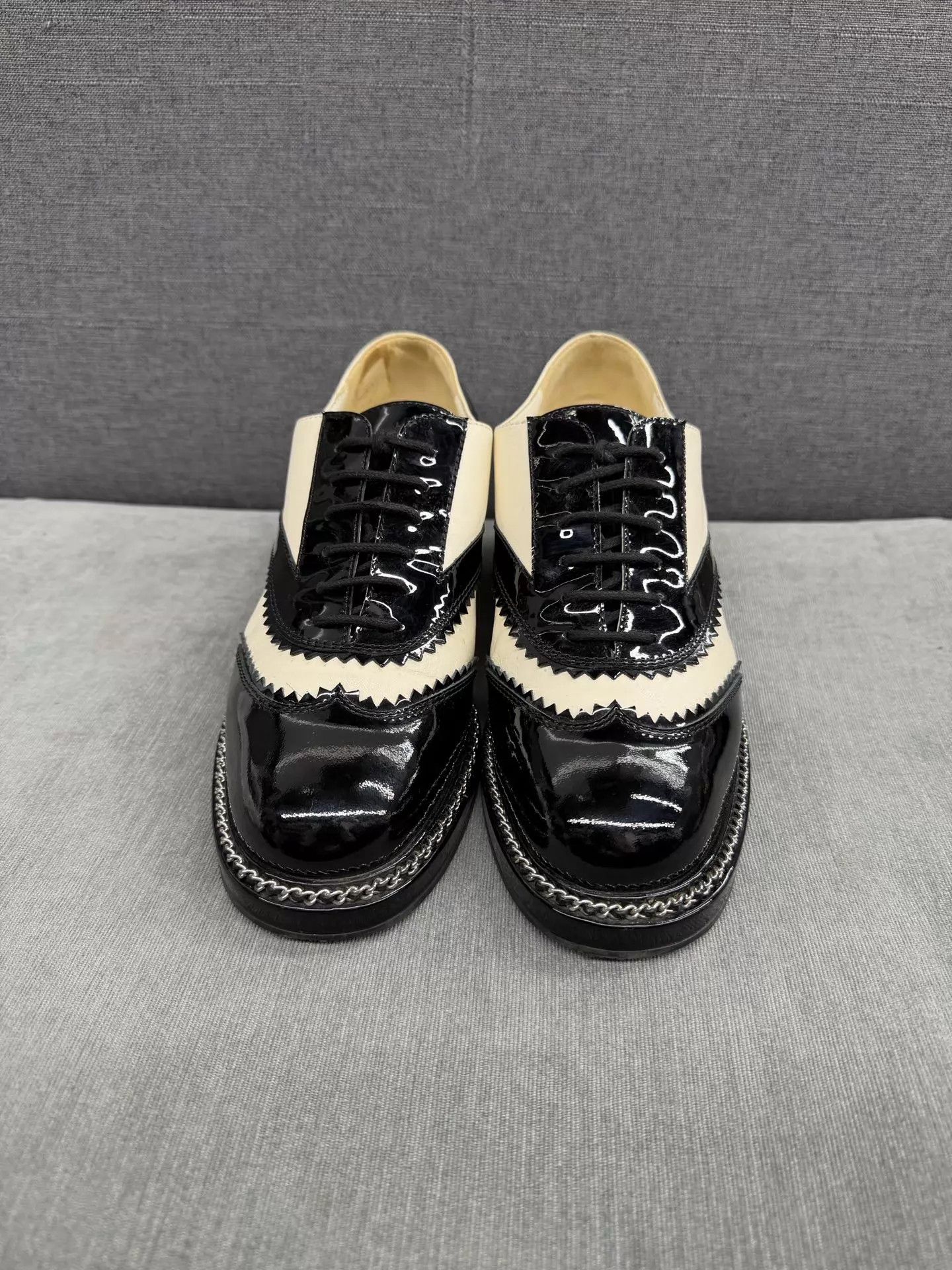 Chanel CHANEL Black/White Color Blocked Patent Leather Chain Flat 39 Size US 8.5 / IT 38.5 - 2 Thumbnail