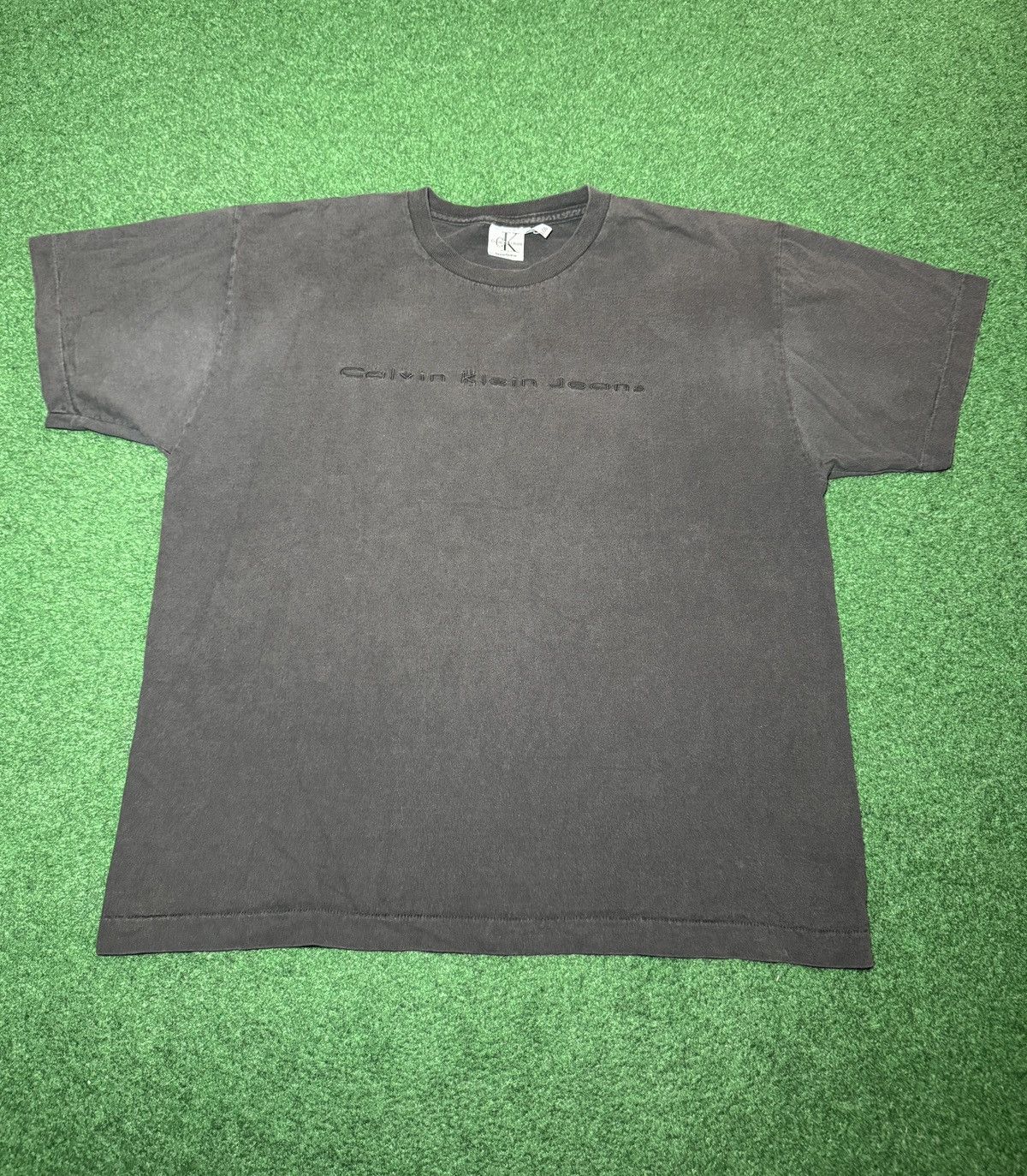 Calvin Klein Calvin Klein Vintage Designer 90s Faded 22x27 L T Shirt Size US L / EU 52-54 / 3 - 1 Thumbnail