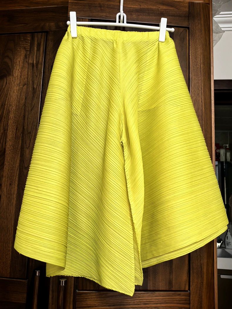 Issey Miyake Issey Miyake size:3 Yellow pleated skirt Size 23" - 2 Thumbnail