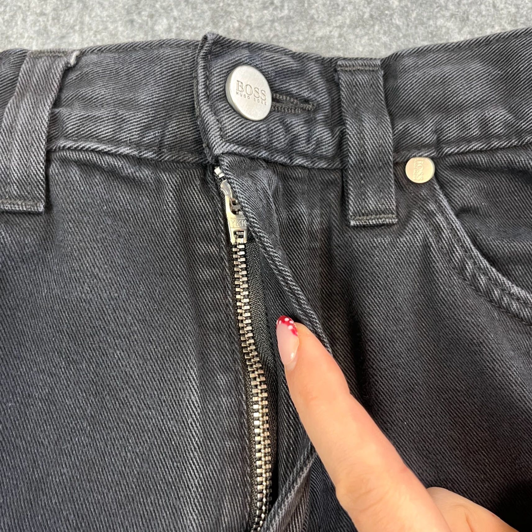 Hugo Boss VINTAGE Hugo Boss Jeans Relaxed Straight 27 30 UK 8 High Waist Black Faded Vintage Jeans Size 30" / US 8 / IT 44 - 7 Thumbnail