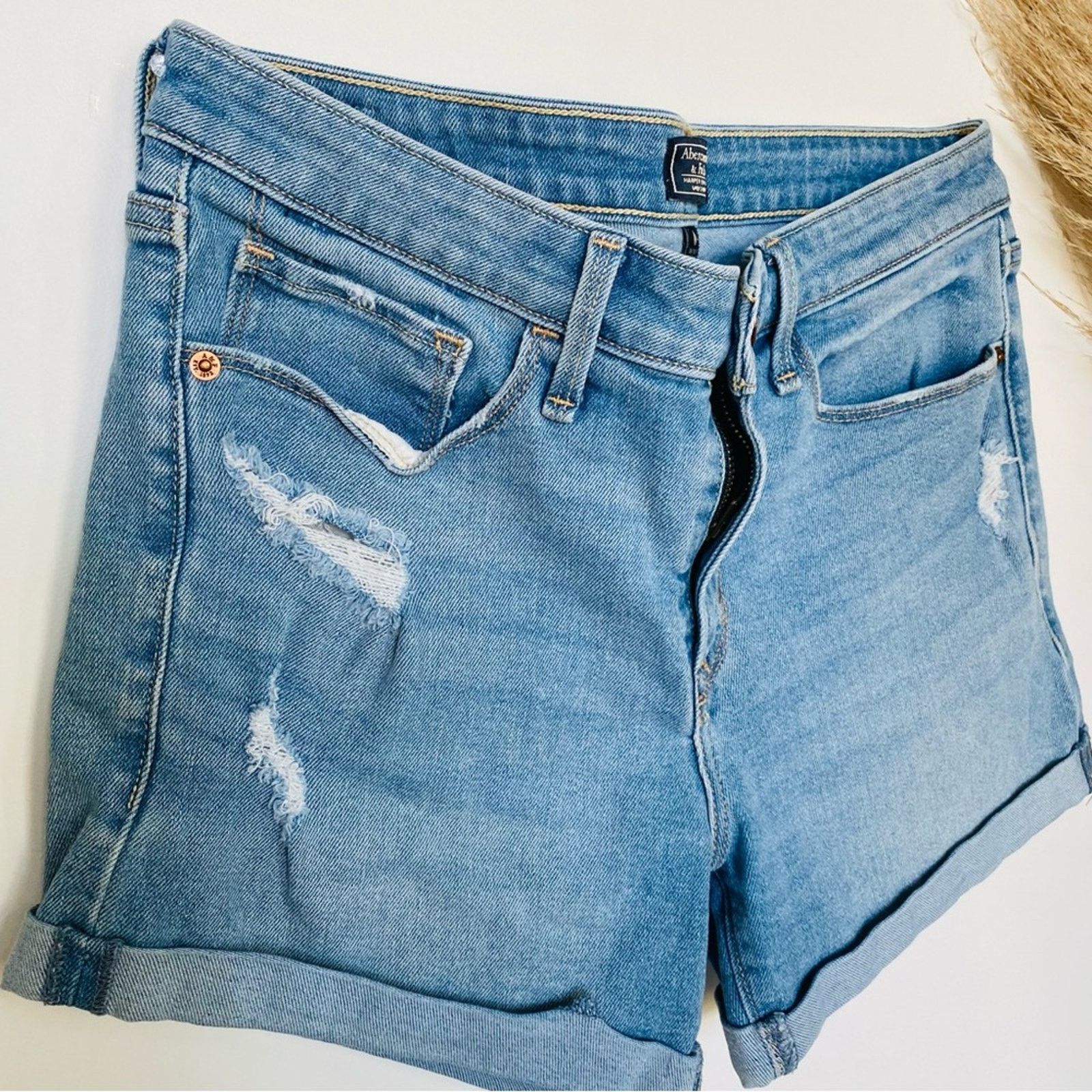 Abercrombie & Fitch ABERCROMBIE FITCH Light Blue Distressed Denim Jean Shorts Size 28" / US 6 / IT 42 - 2 Thumbnail