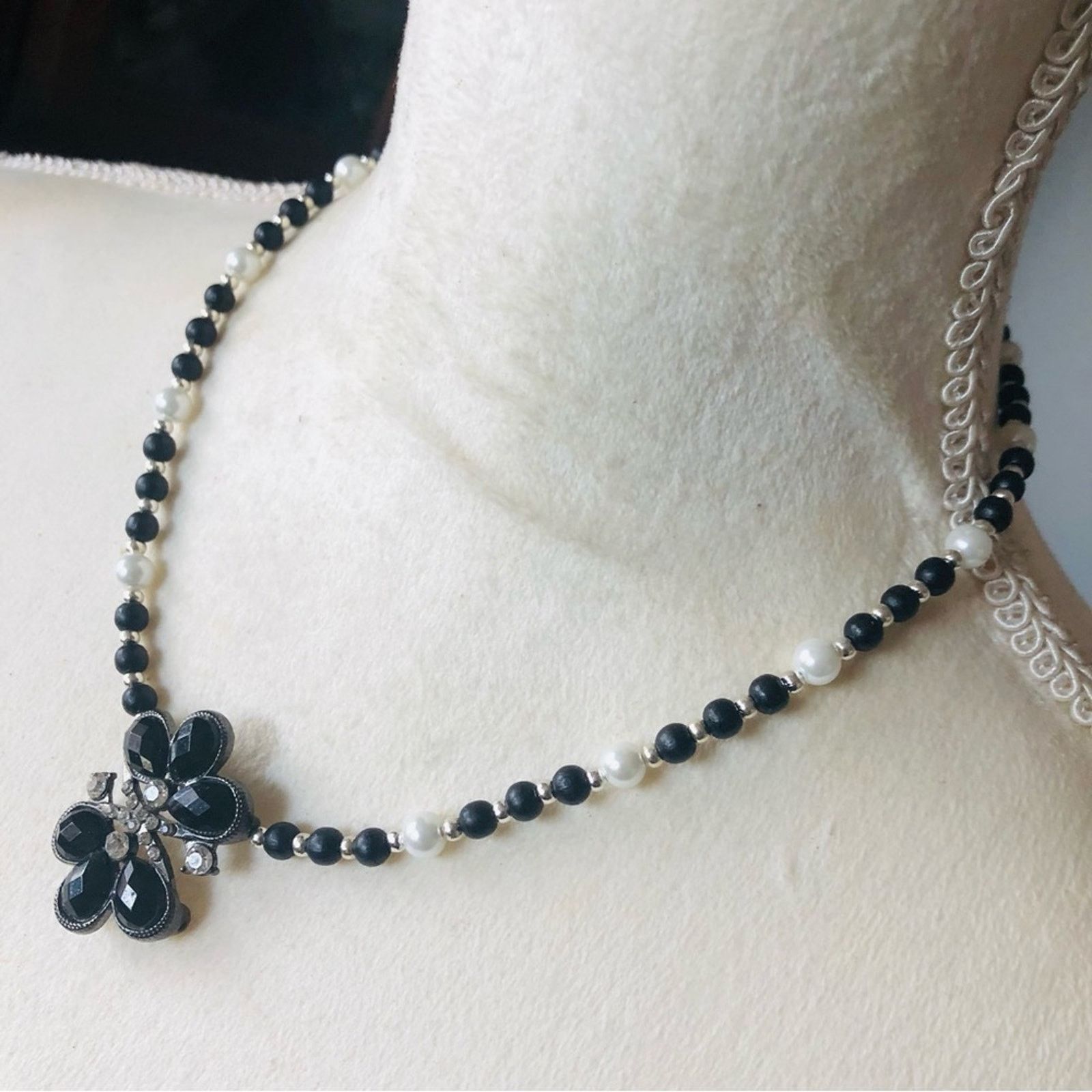 Handmade Handcrafted repurpose black and white Pearl necklace Size ONE SIZE - 4 Thumbnail