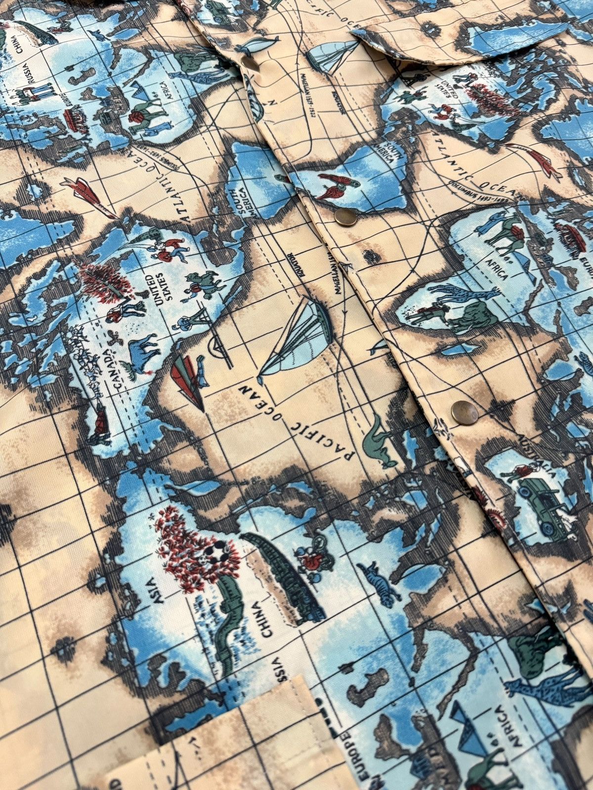 Vintage Vintage World Map All Over Print Nylon Raincoat Jacket Size US XL / EU 56 / 4 - 9 Thumbnail