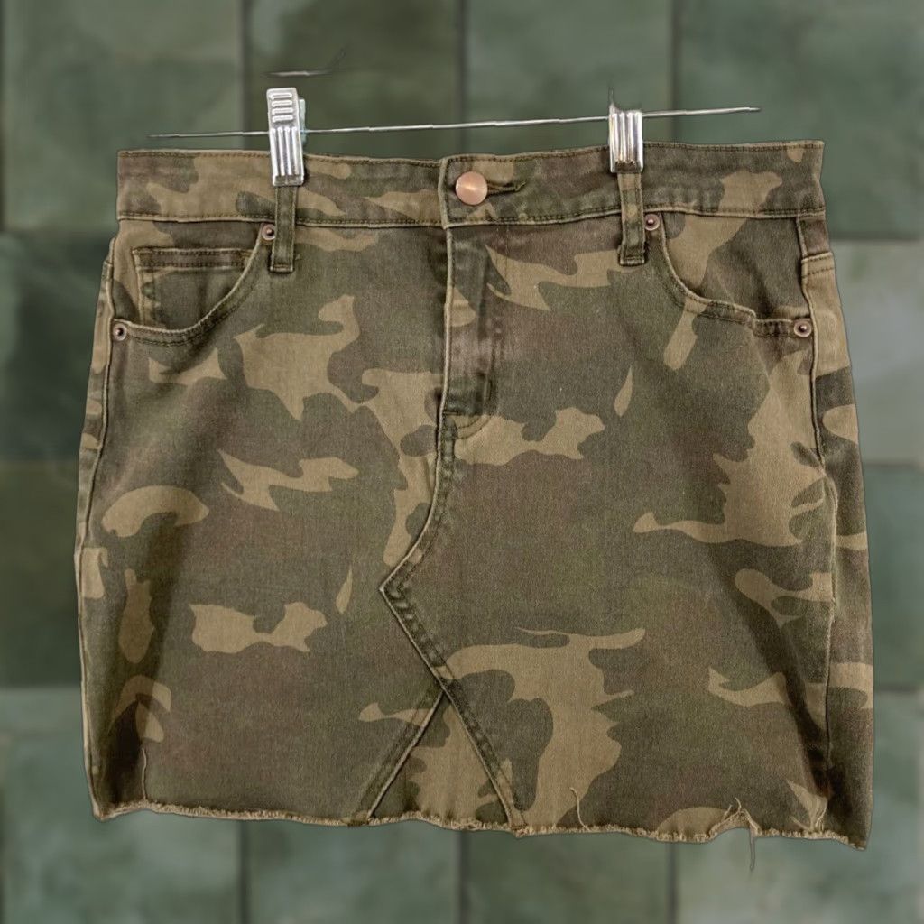 Vintage Altar'd State Women's Skirt Adult Medium Green Camouflage Knit Stretch Raw Hem Mini Army Bohemian Womens Size 32" / US 10 / IT 46 - 1 Thumbnail