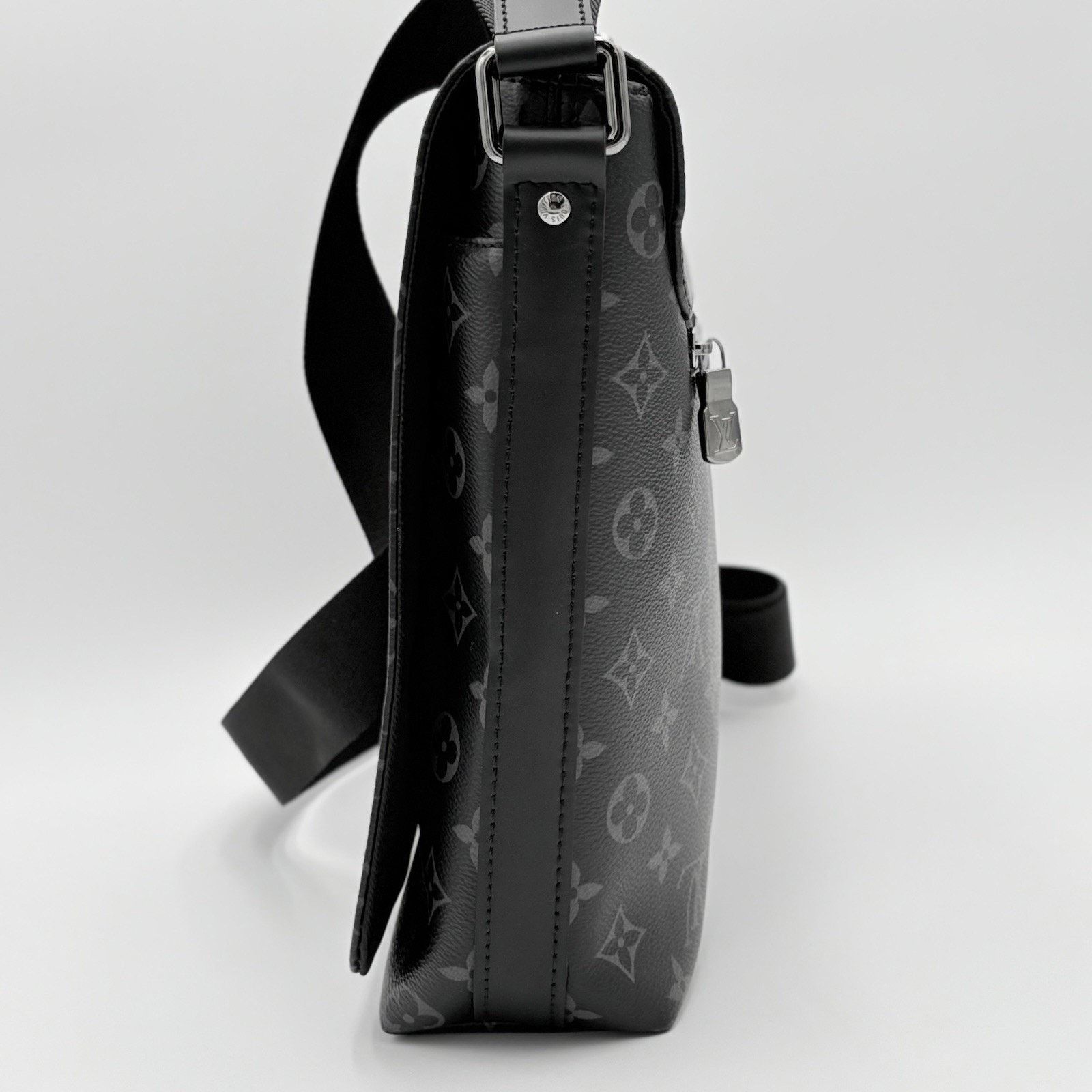 Louis Vuitton District Monogram Eclipse Messenger Bag | SUPER CLEAN! Size ONE SIZE - 6 Thumbnail