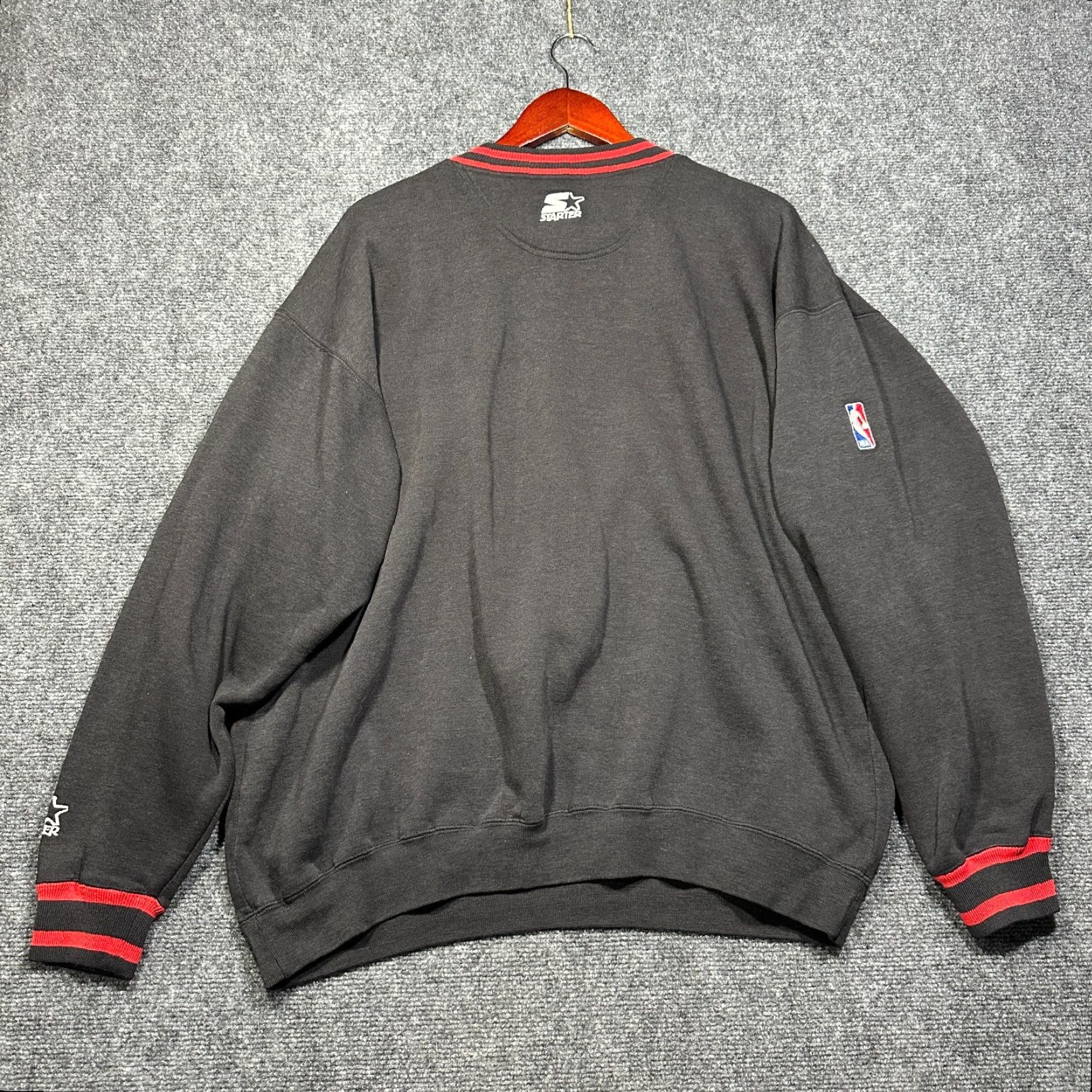 Starter VINTAGE Starter Chicago Bulls Sweatshirt Mens XL Pullover Black Red Crew Neck Long Sleeve Knit Embroidered Logo Pattern Solid Size US XL / EU 56 / 4 - 7 Thumbnail