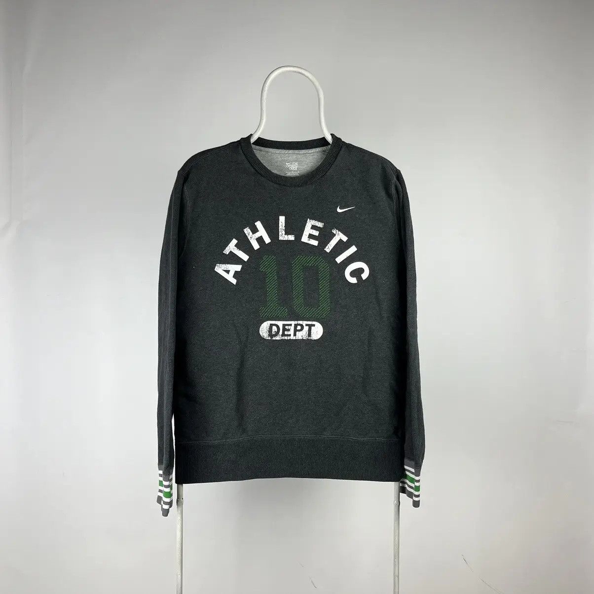Nike Nike athletic sweatshirt y2k size Large Size US L / EU 52-54 / 3 - 1 Thumbnail