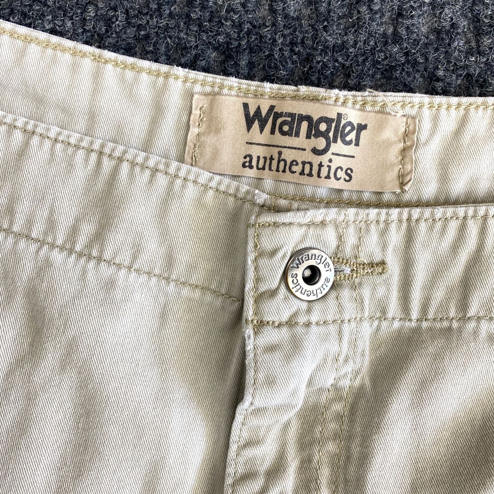 Wrangler VINTAGE Wrangler Authentics Cargo Shorts Mens 42 Beige Khaki Cargo Pocket 10in Inseam Regular Relaxed Cotton Button Front Western USA - Size US 42 / EU 58 - 3 Thumbnail