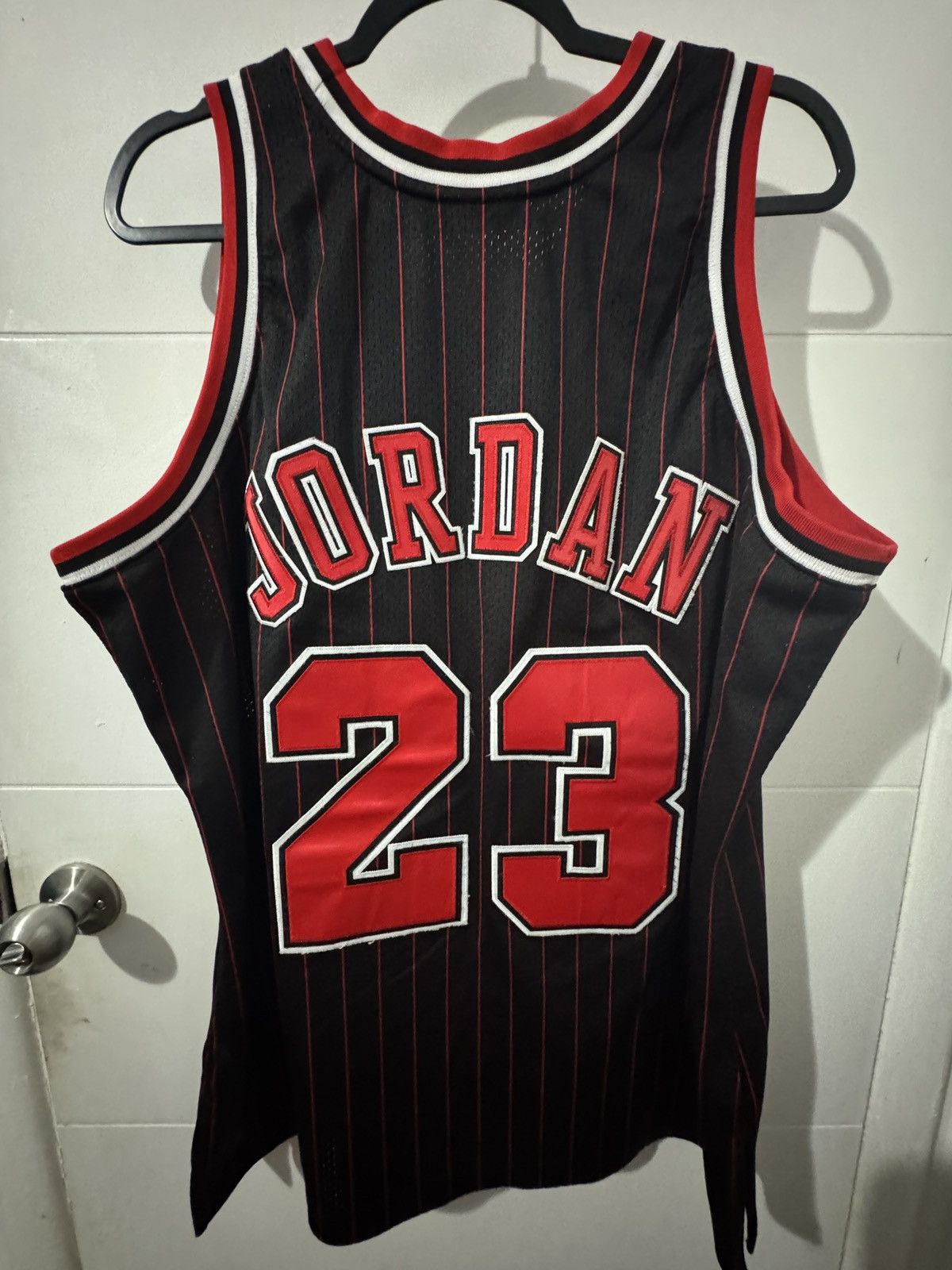 Mitchell & Ness Michael Jordan Bulls Jersey #23 (1996-97) Size US XL / EU 56 / 4 - 7 Thumbnail