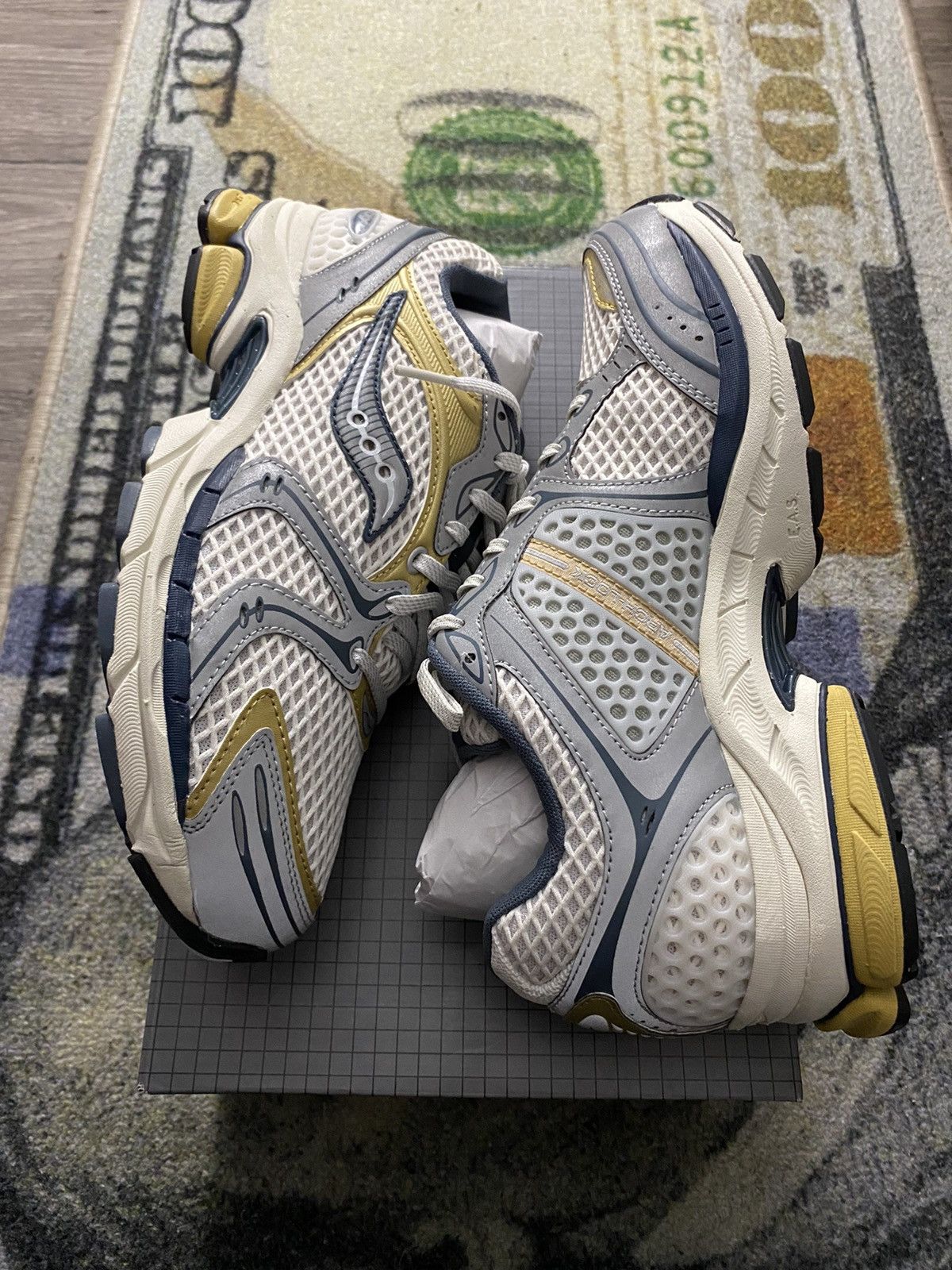 Saucony Saucony Progrid Triumph 4 Fabricated Future Size US 8.5 / EU 41-42 - 2 Thumbnail