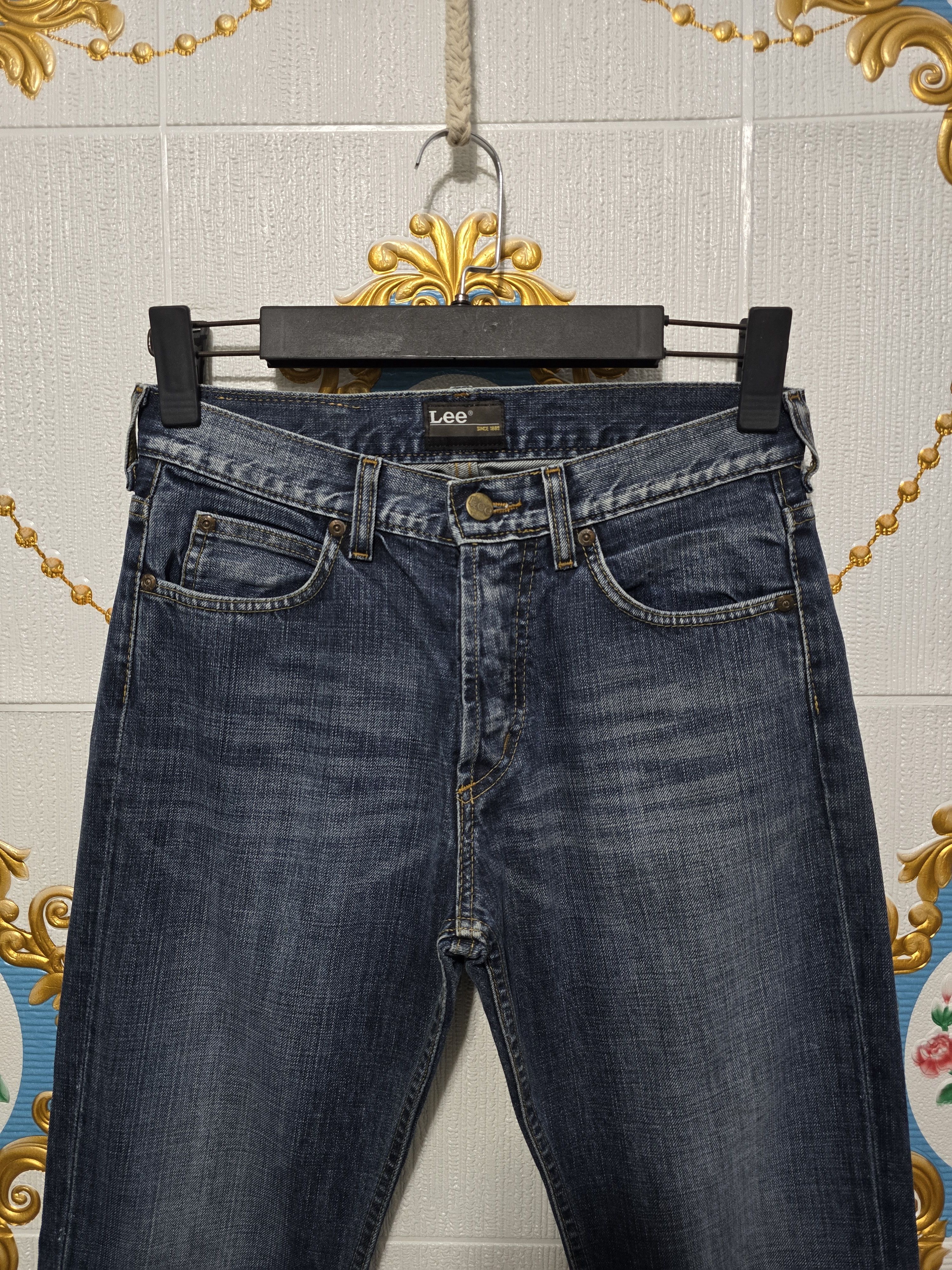 Lee LEE VINTAGE straight-leg in a medium-blue wash. Bootcut Size 30" / US 8 / IT 44 - 3 Thumbnail