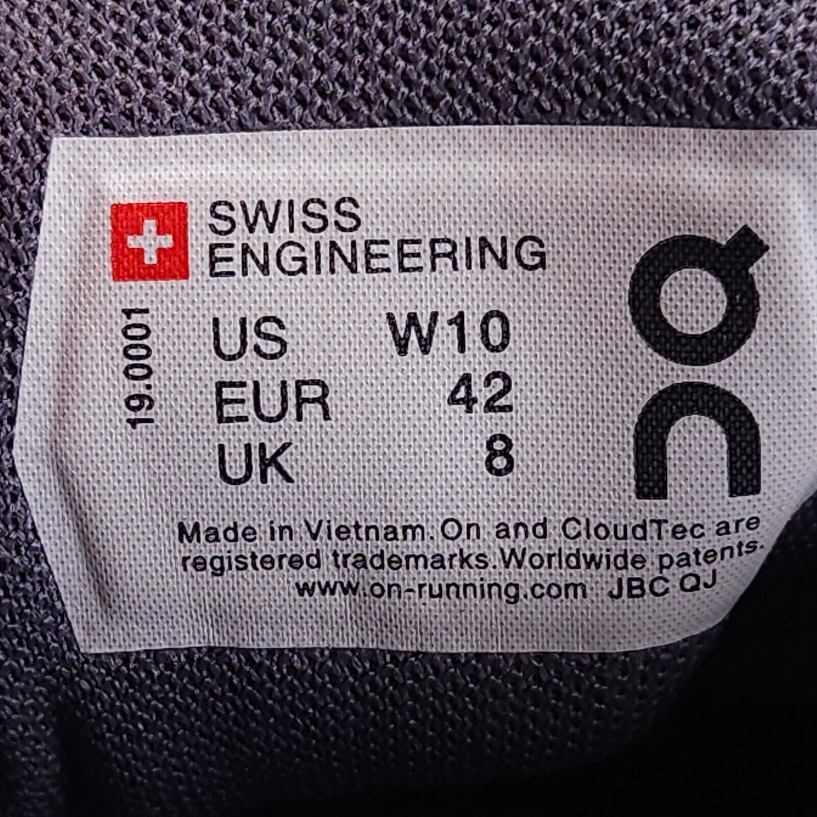 On On Cloud 5 Swiss Engineering Shoe Womens Size 10 Black White Size US 10 / IT 40 - 9 Thumbnail