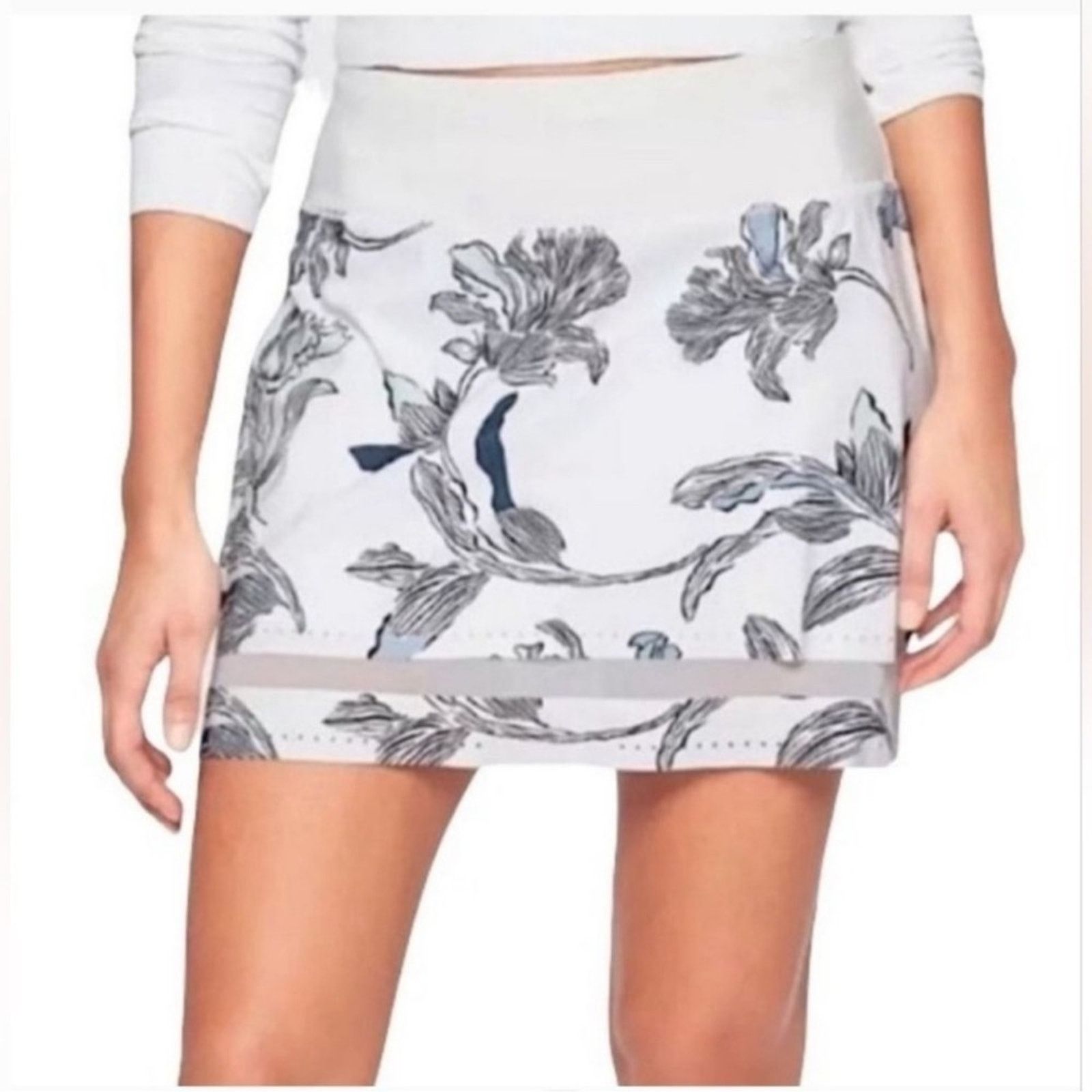 Athleta Athleta Laser Run Skort White Floral Nouveau Print Tennis Size 30" / US 8 / IT 44 - 1 Thumbnail
