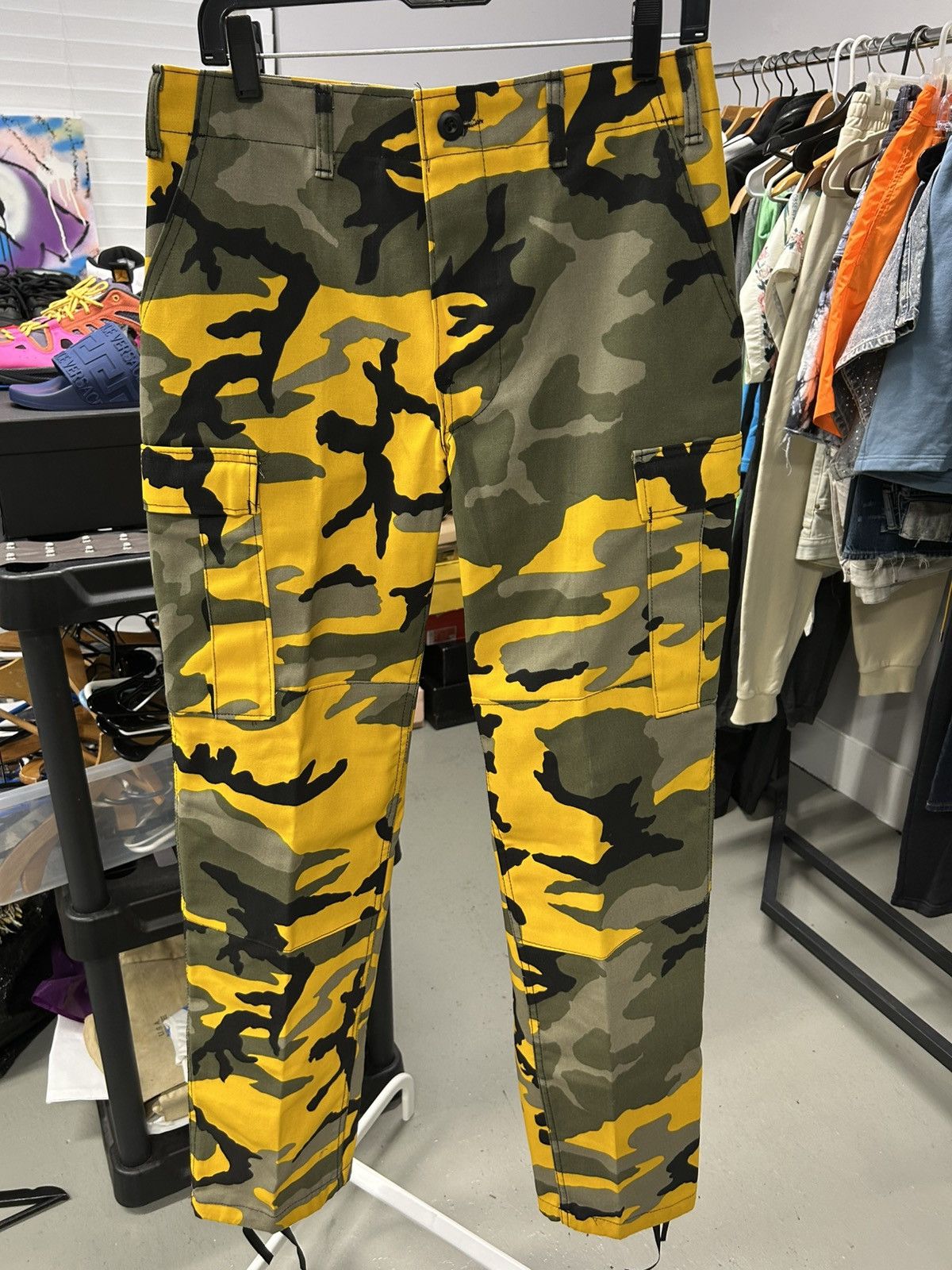 If Six Was Nine Vintage Y2K Cargo Camo Yellow Olive Pants Streetwear Fashion Size US 31 - 1 Thumbnail