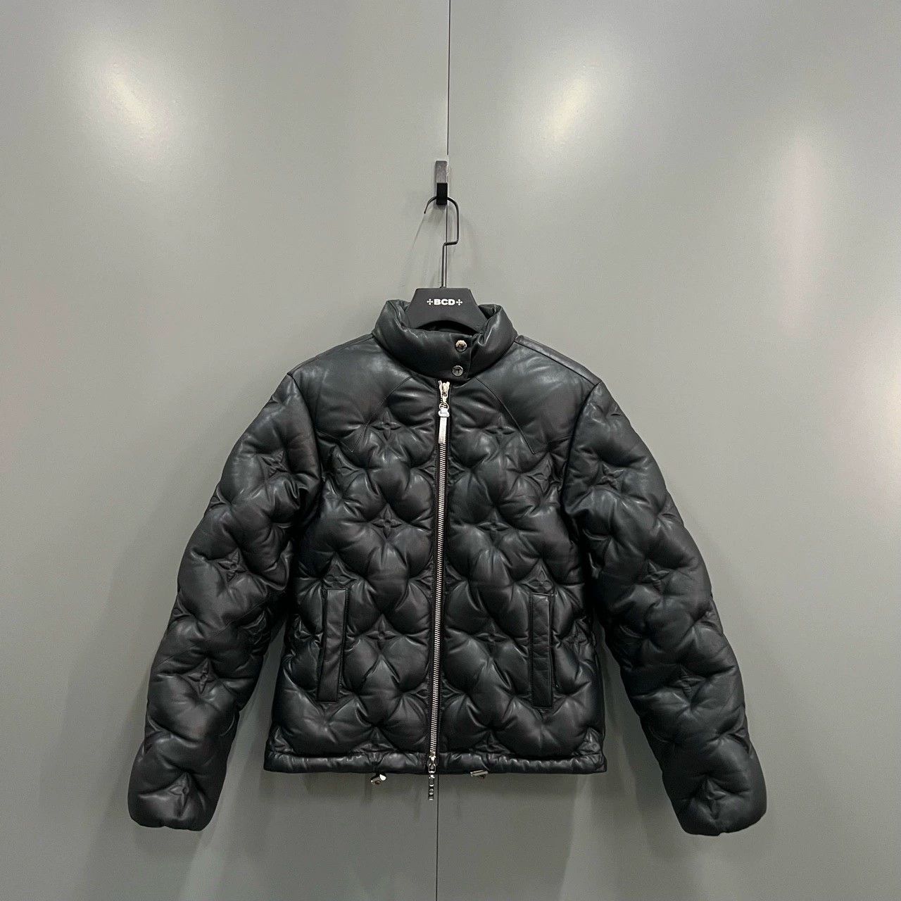 Louis Vuitton louis vuitton embossed logo leather jacket Size US S / EU 44-46 / 1 - 1 Thumbnail