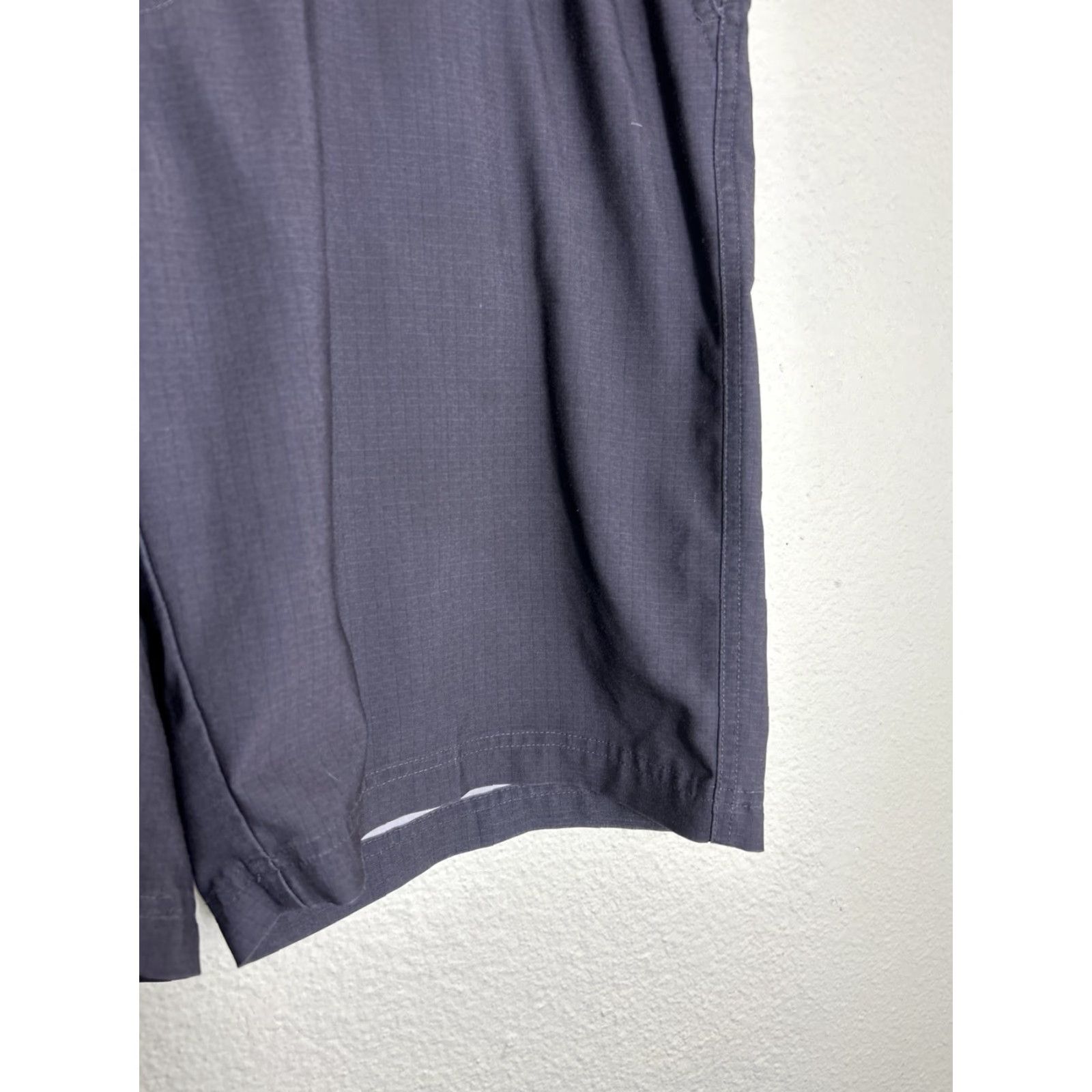 Vintage Bollé Tech Gray Flat Front Performance Shorts Men 40x10 Black/Gray Polyester Spandex Casual Golf Outdoor 10in Inseam Mens Size US 40 / EU 56 - 3 Thumbnail